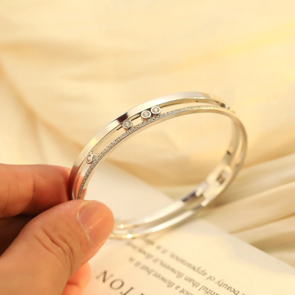 [NOBLE AURA]Move Romane Diamond Bangle Bracelet