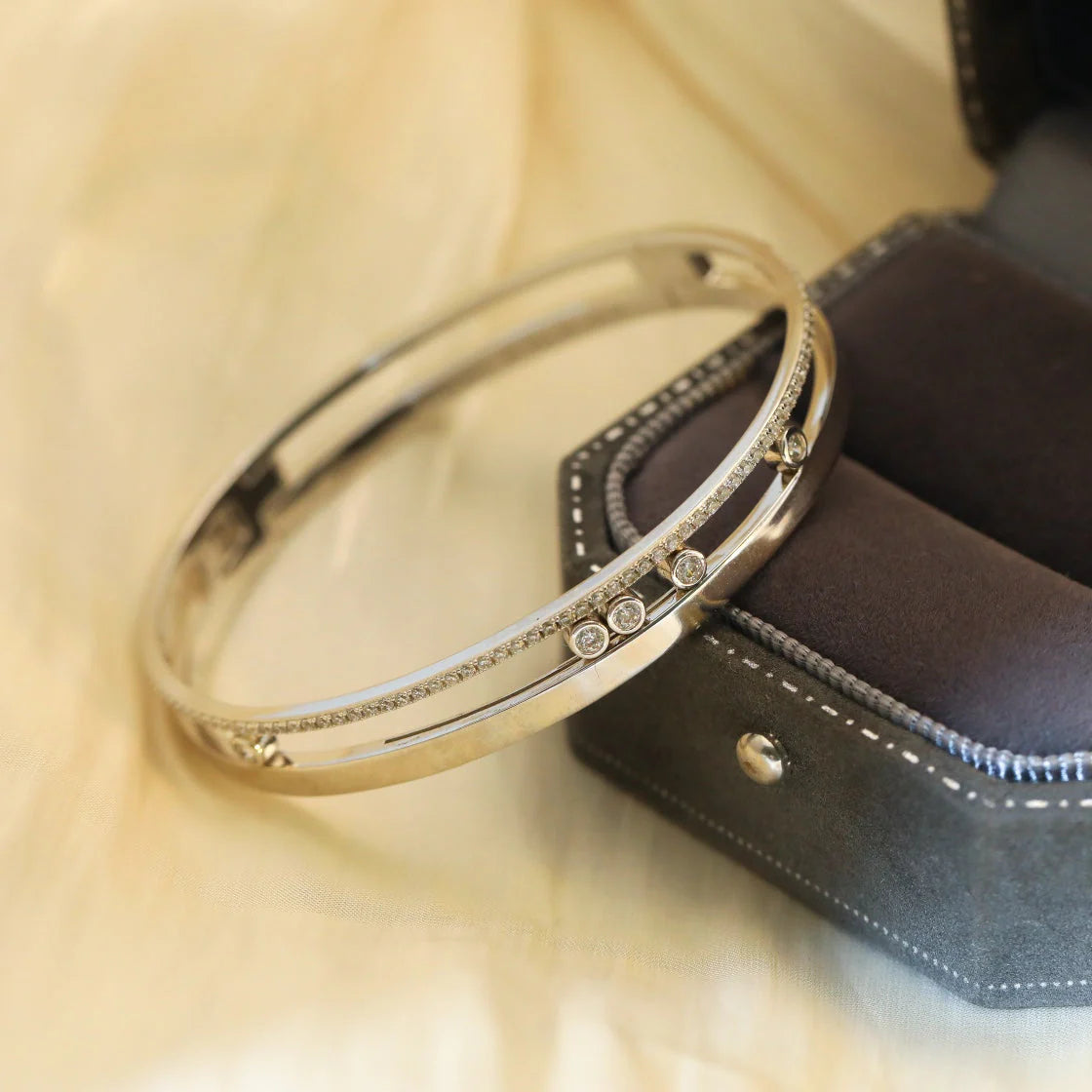 [NOBLE AURA]Move Romane Diamond Bangle Bracelet