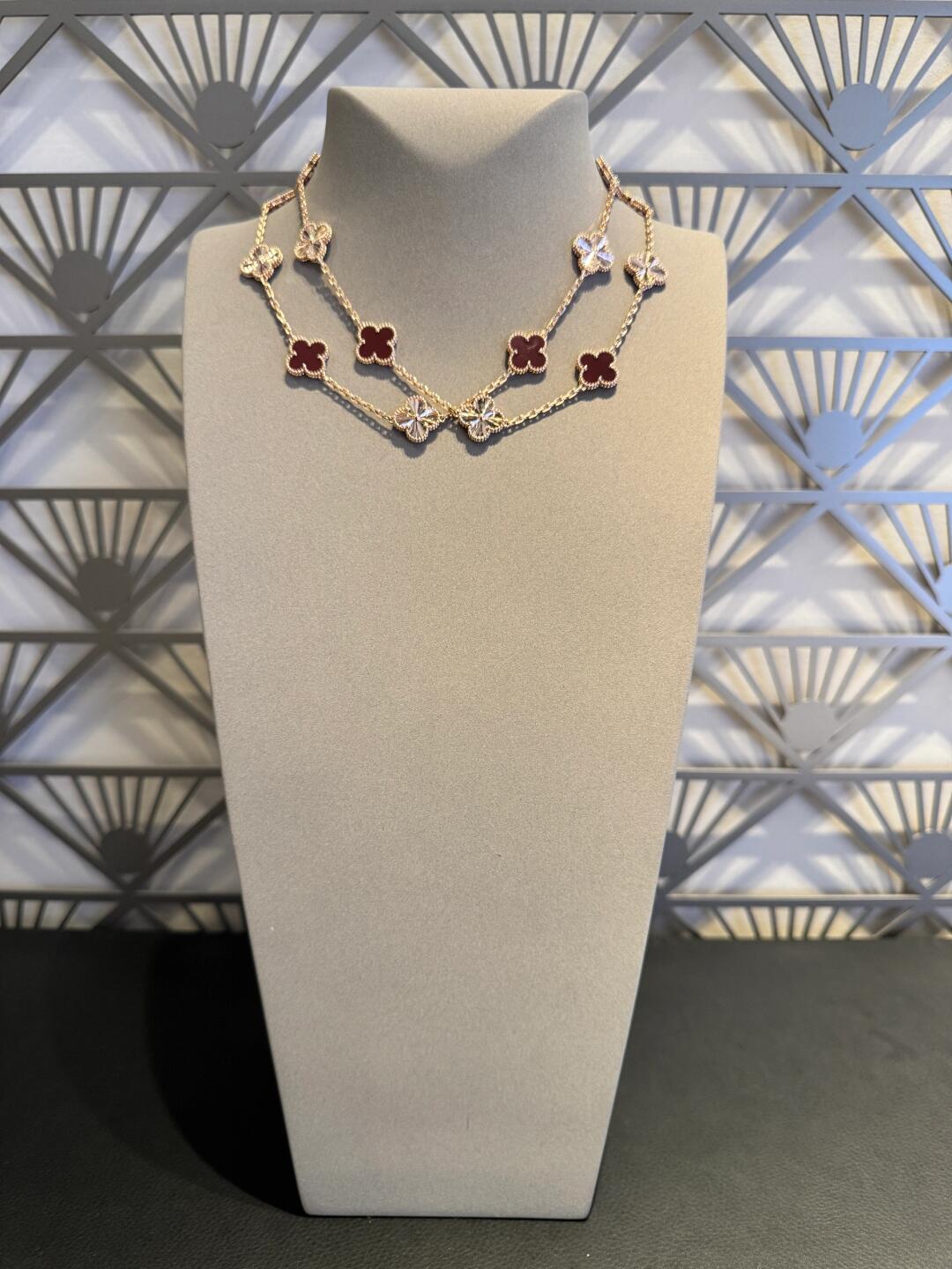[NOBLE AURA]CLOVER 20 MOTIFS LASER CARNELIAN NECKLACE
