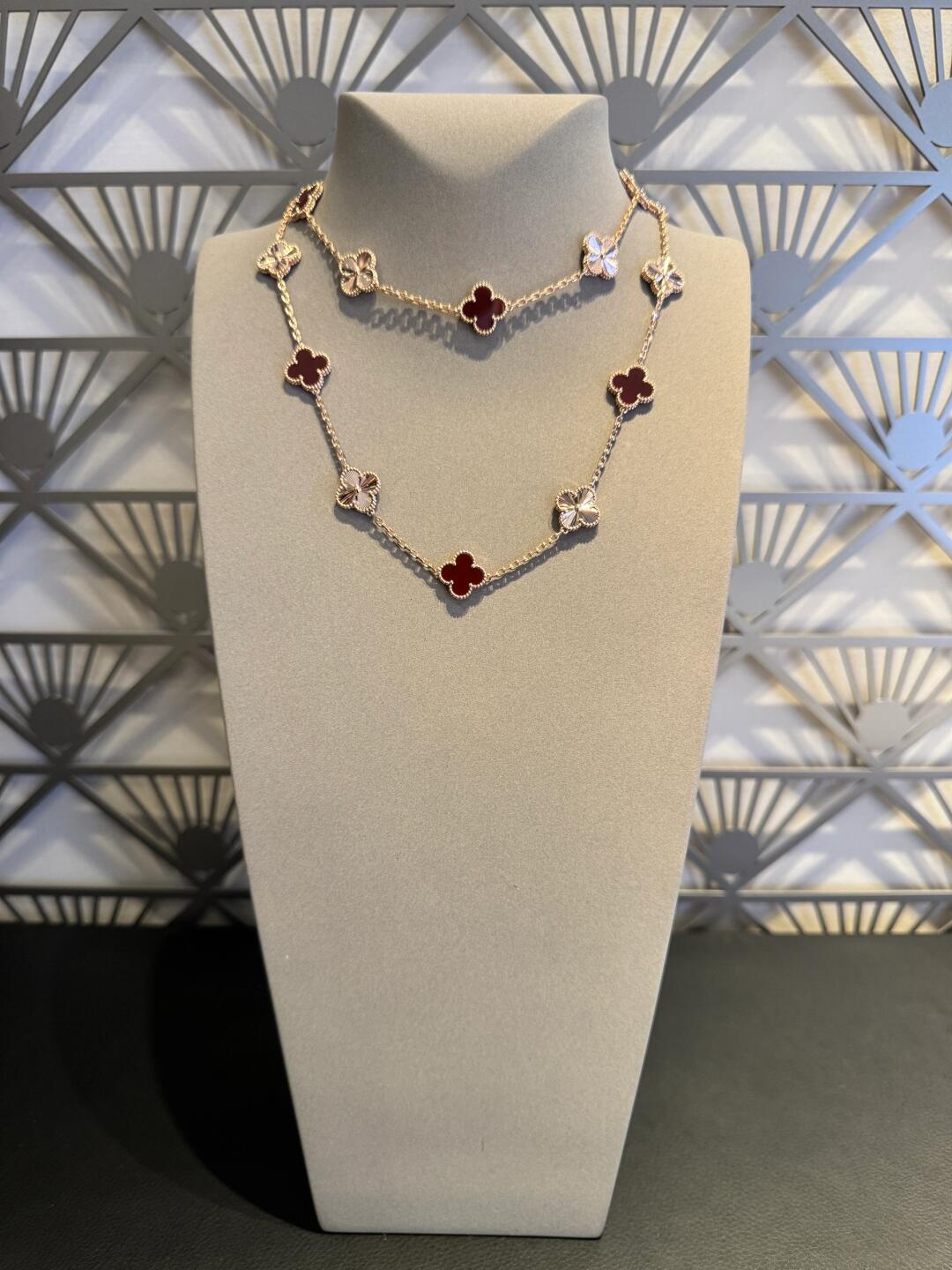 [NOBLE AURA]CLOVER 20 MOTIFS LASER CARNELIAN NECKLACE