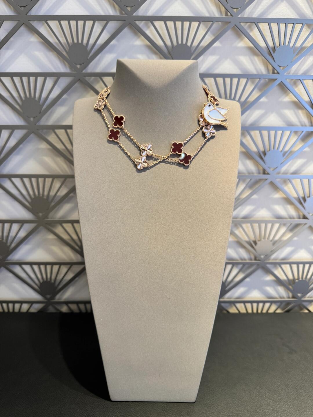 [NOBLE AURA]CLOVER 20 MOTIFS LASER CARNELIAN NECKLACE