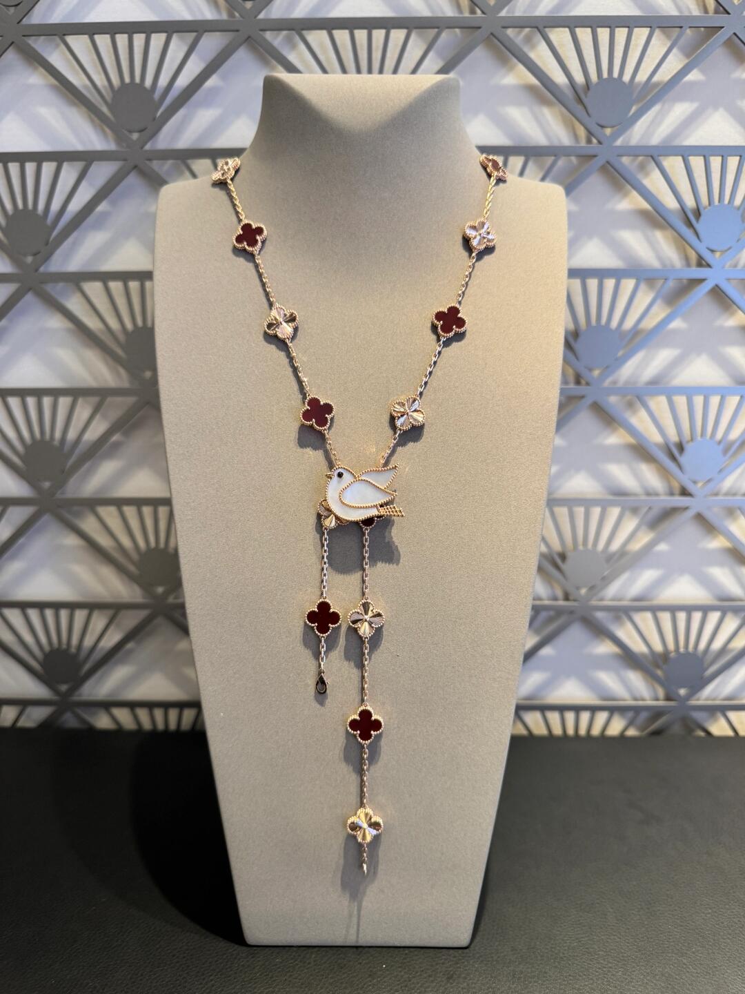 [NOBLE AURA]CLOVER 20 MOTIFS LASER CARNELIAN NECKLACE