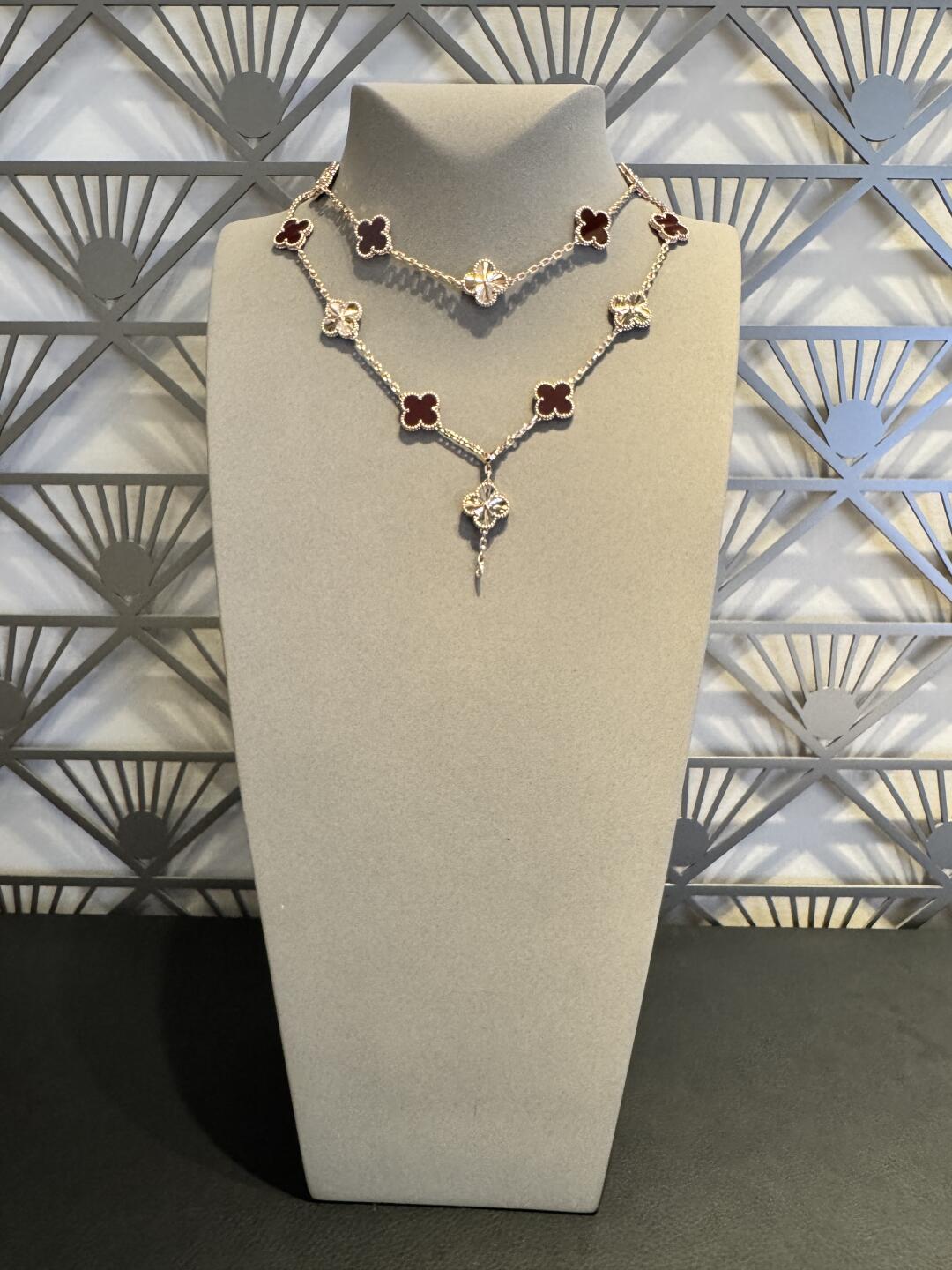 [NOBLE AURA]CLOVER 20 MOTIFS LASER CARNELIAN NECKLACE