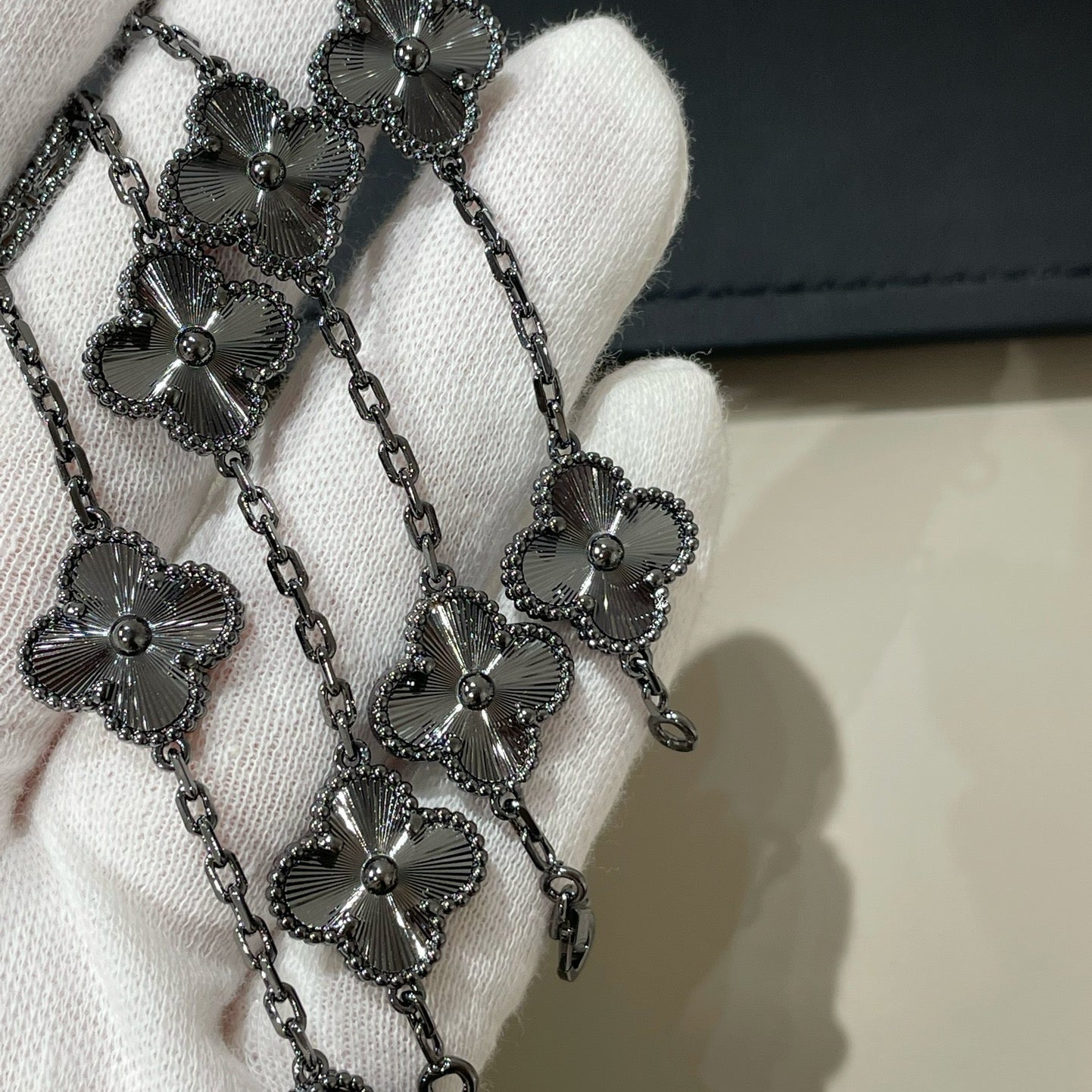 [NOBLE AURA]CLOVER 5 MOTIF BLACK BRACELET