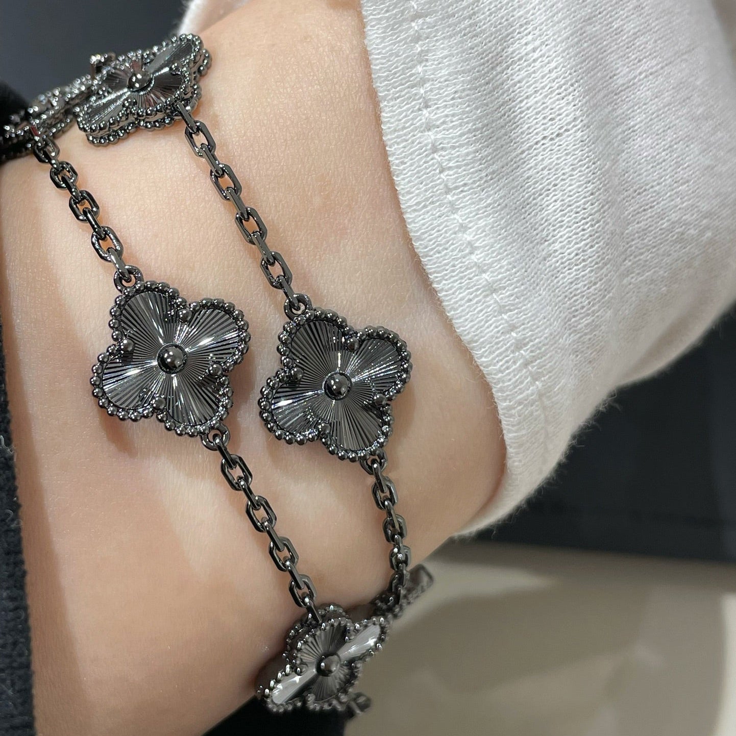 [NOBLE AURA]CLOVER 5 MOTIF BLACK BRACELET