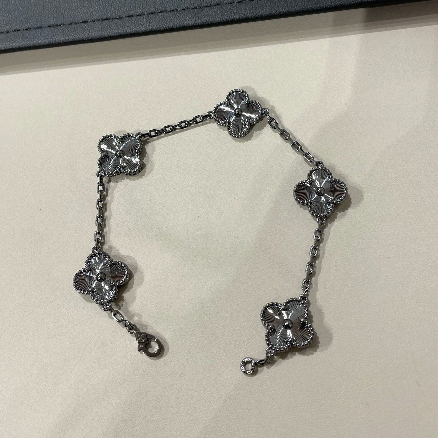 [NOBLE AURA]CLOVER 5 MOTIF BLACK BRACELET
