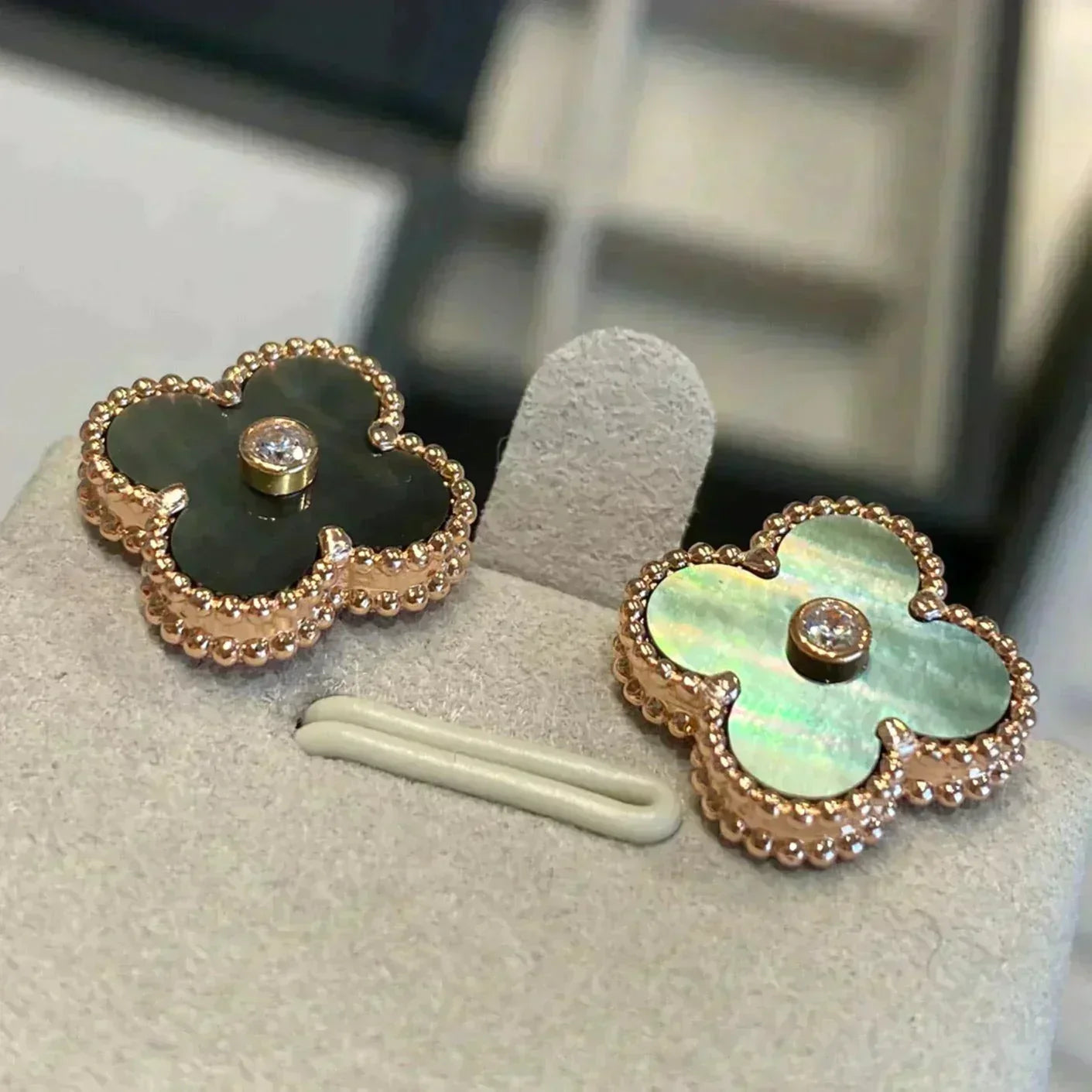 [NOBLE AURA]CLOVER MEDIUM 1 MOTIFS GRAY MOP  DIAMOND EARRINGS