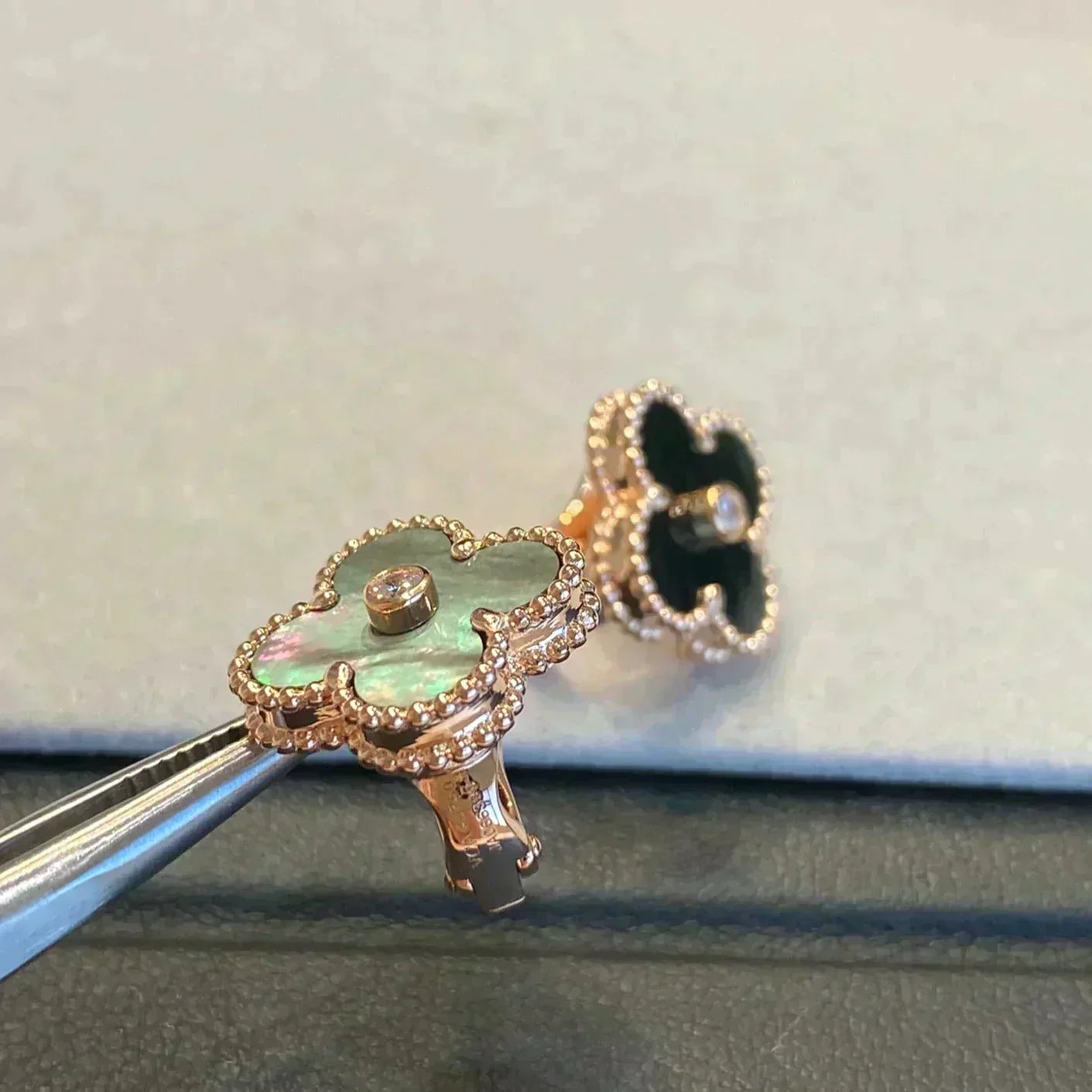 [NOBLE AURA]CLOVER MEDIUM 1 MOTIFS GRAY MOP  DIAMOND EARRINGS