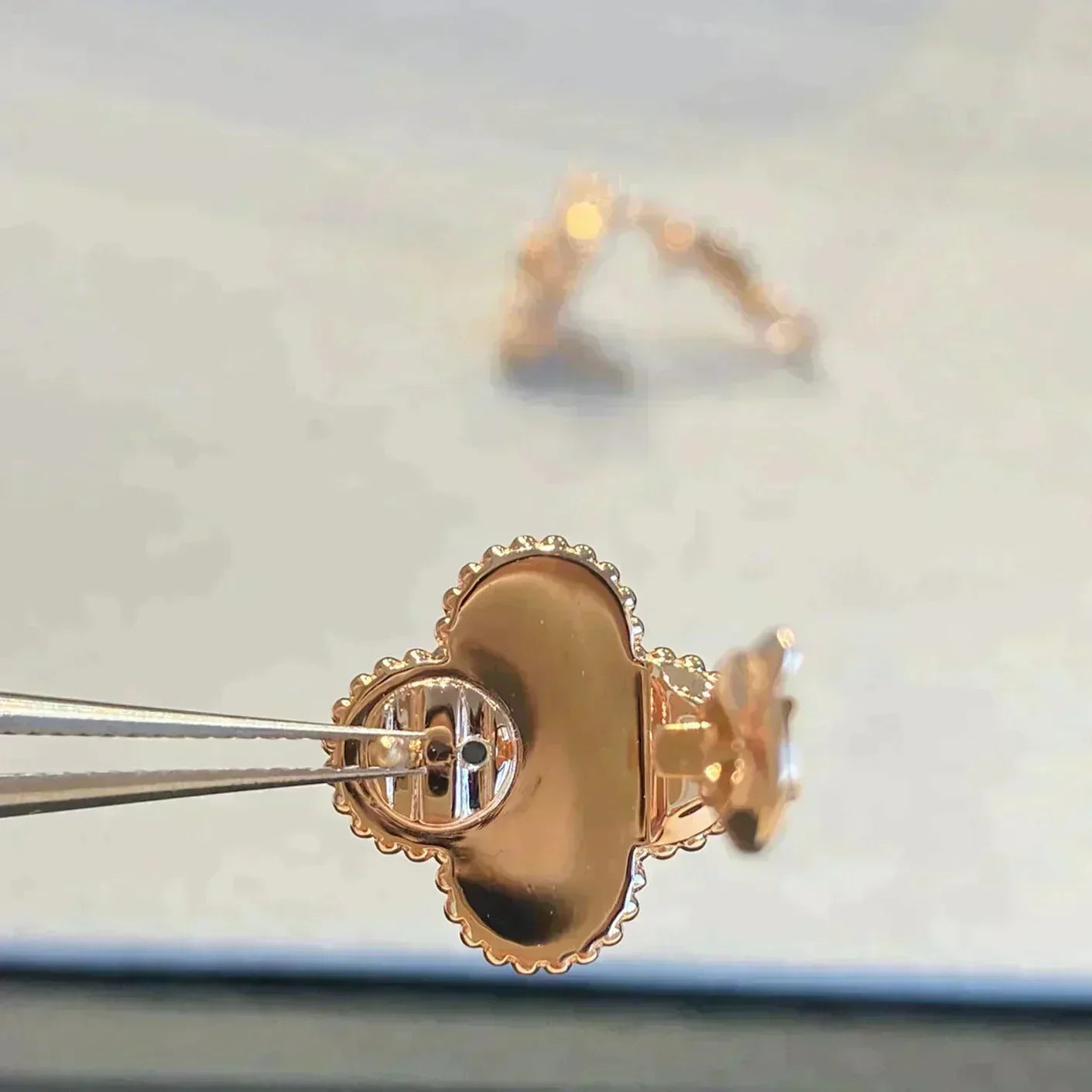 [NOBLE AURA]CLOVER MEDIUM 1 MOTIFS GRAY MOP  DIAMOND EARRINGS