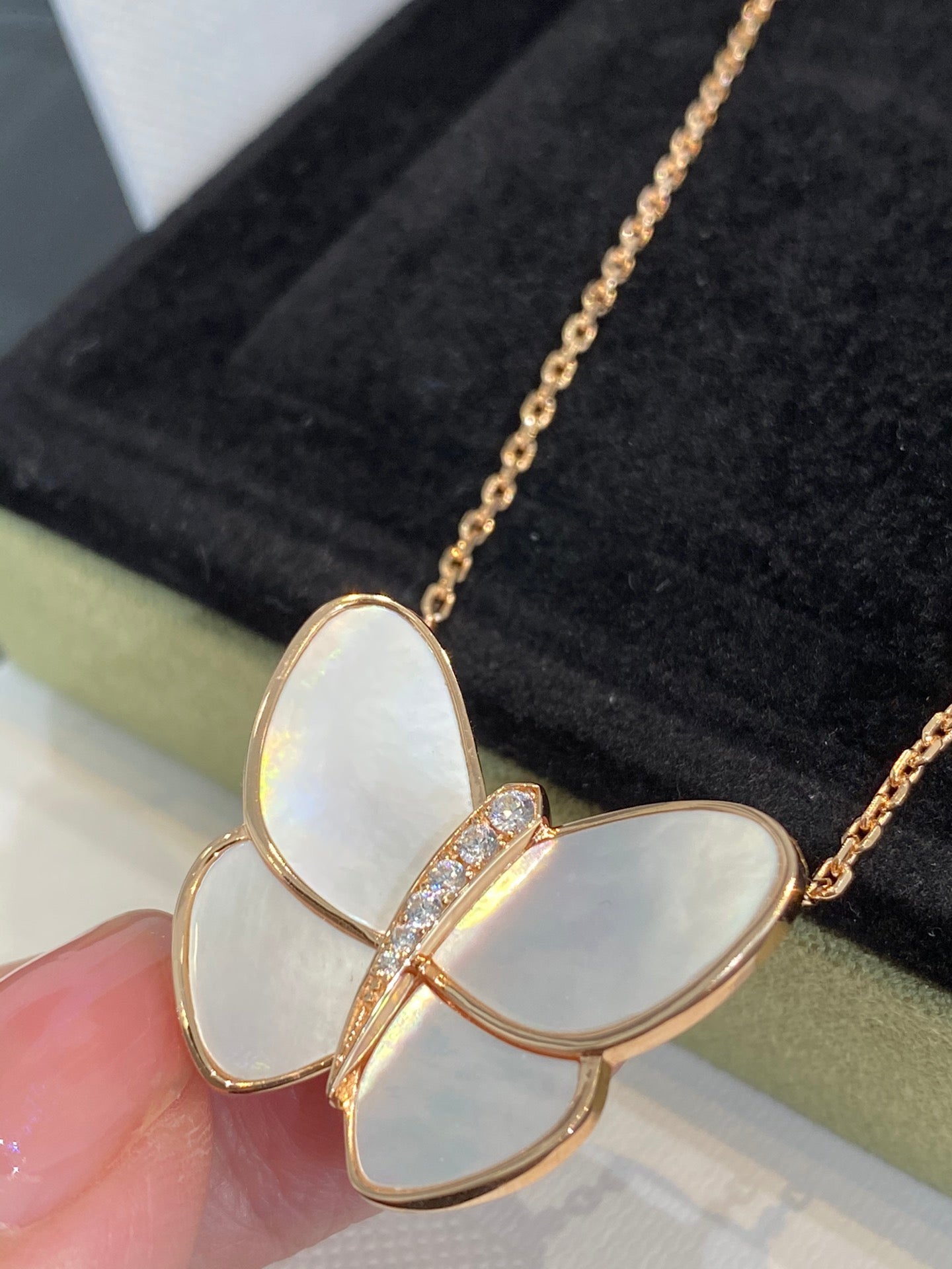 [NOBLE AURA]BUTTERFLY GOLD MOP DIAMOND NECKLACE