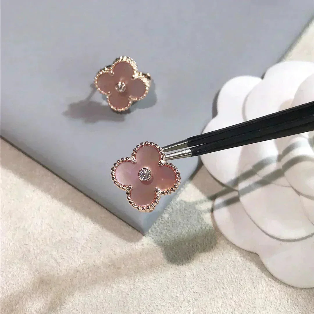 [NOBLE AURA]CLOVER MEDIUM 1 MOTIFS  PINK MOP DIAMOND EARRINGS