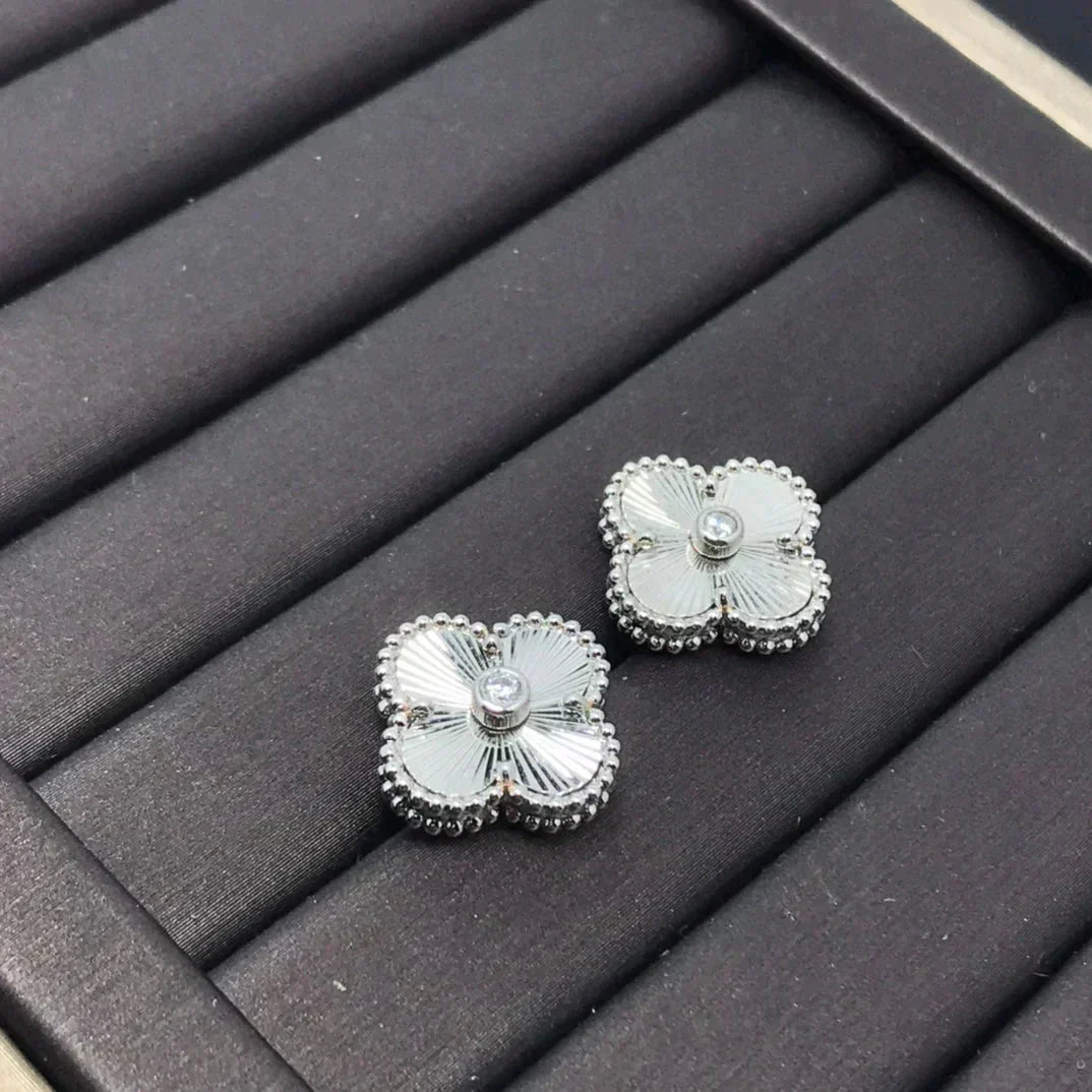 [NOBLE AURA]CLOVER MINI 9.5MM LASER EARRINGS