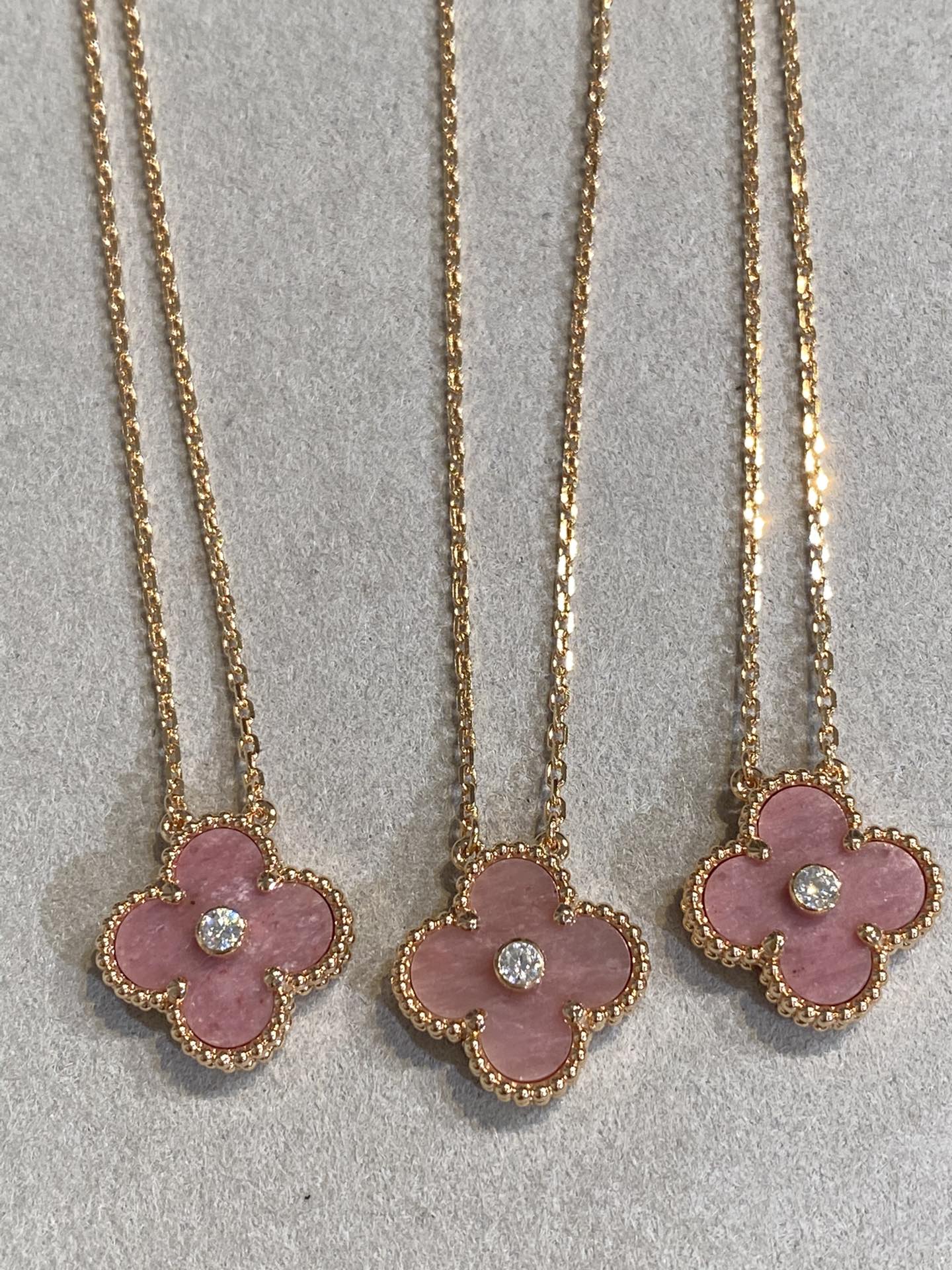 [NOBLE AURA]CLOVER 15MM DIAMOND RHODONITE NECKLACE