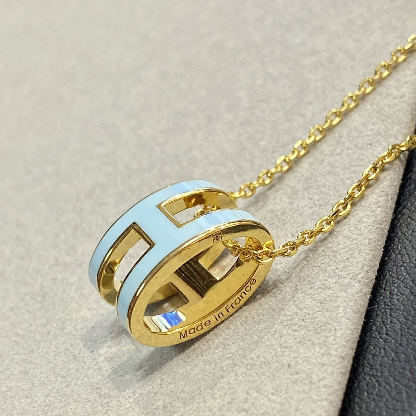[NOBLE AURA]POP H LIGHT BLUE NECKLACE