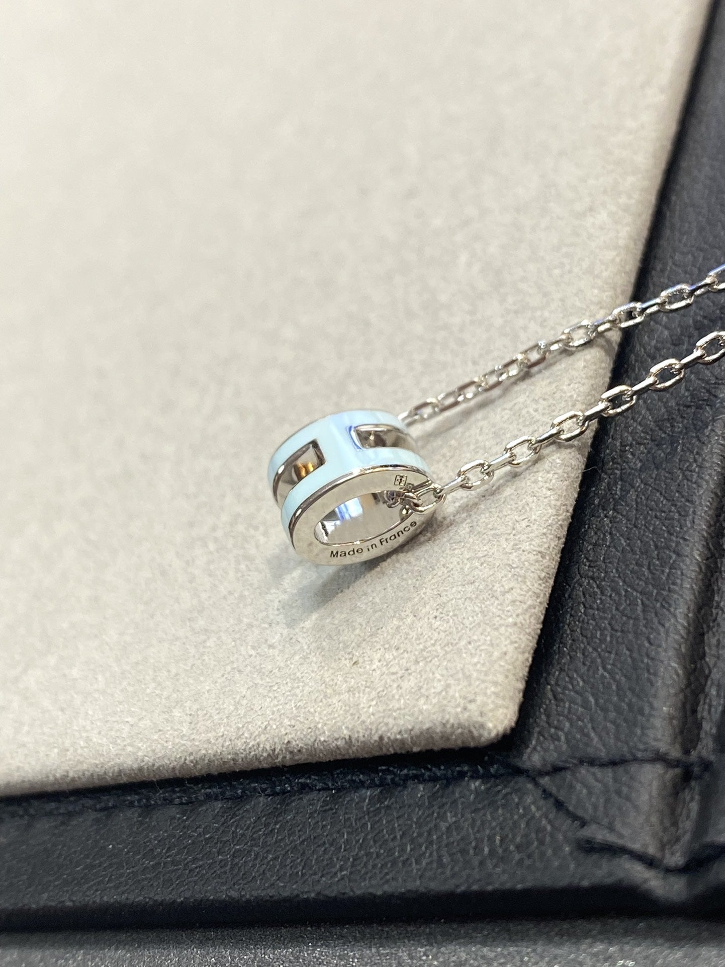 [NOBLE AURA]POP H LIGHT BLUE NECKLACE