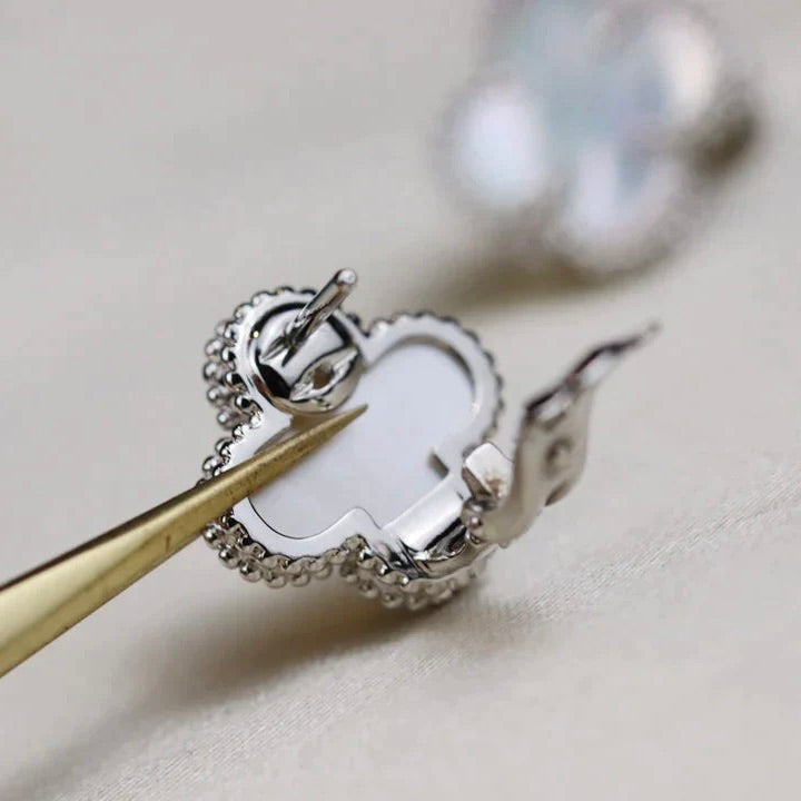 [NOBLE AURA]CLOVER MEDIUM 1 MOTIFS  WHITE MOP EARRINGS SILVER