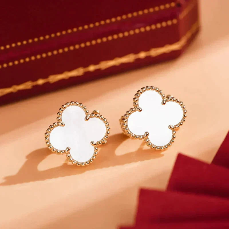 [NOBLE AURA]CLOVER MEDIUM 1 MOTIFS  WHITE MOP STUD EARRINGS