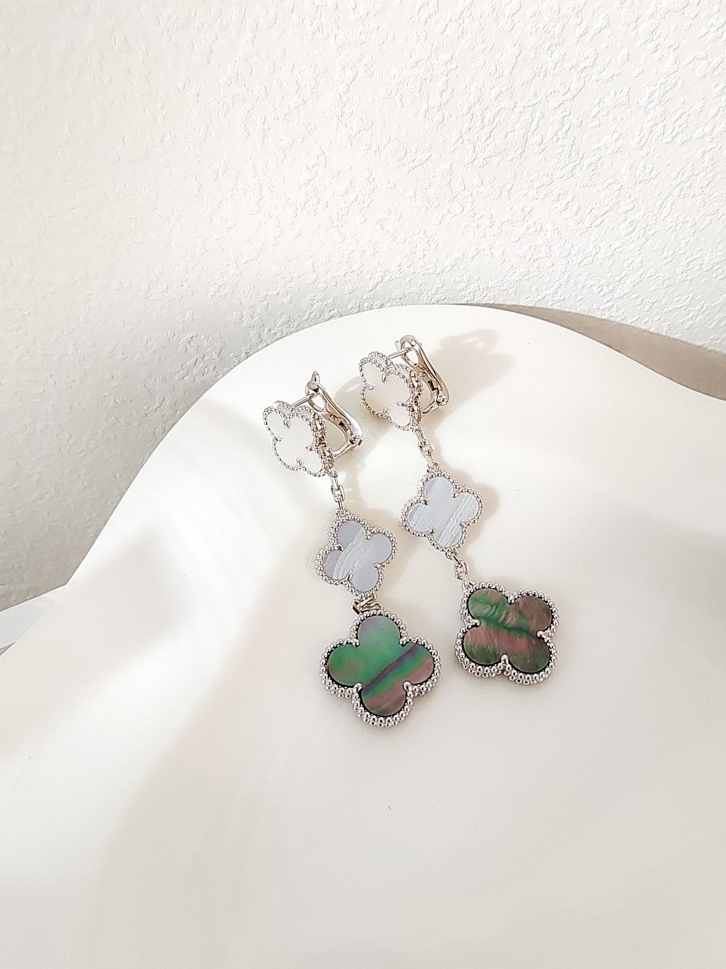 [NOBLE AURA]CLOVER 3 MOTIFS CHALCEDONY DARK MOP SILVER EARRINGS
