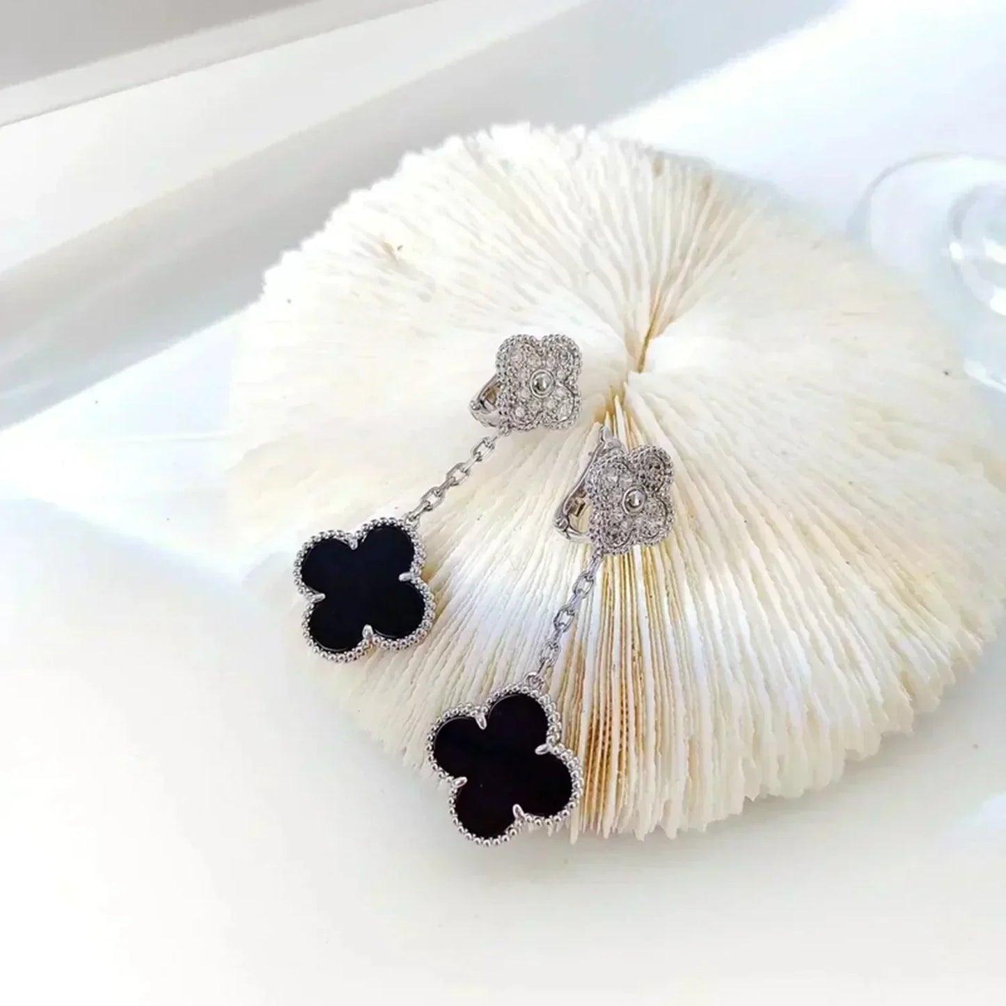 [NOBLE AURA]CLOVER 2 MOTIFS  DIAMOND ONYX EARRINGS SILVER