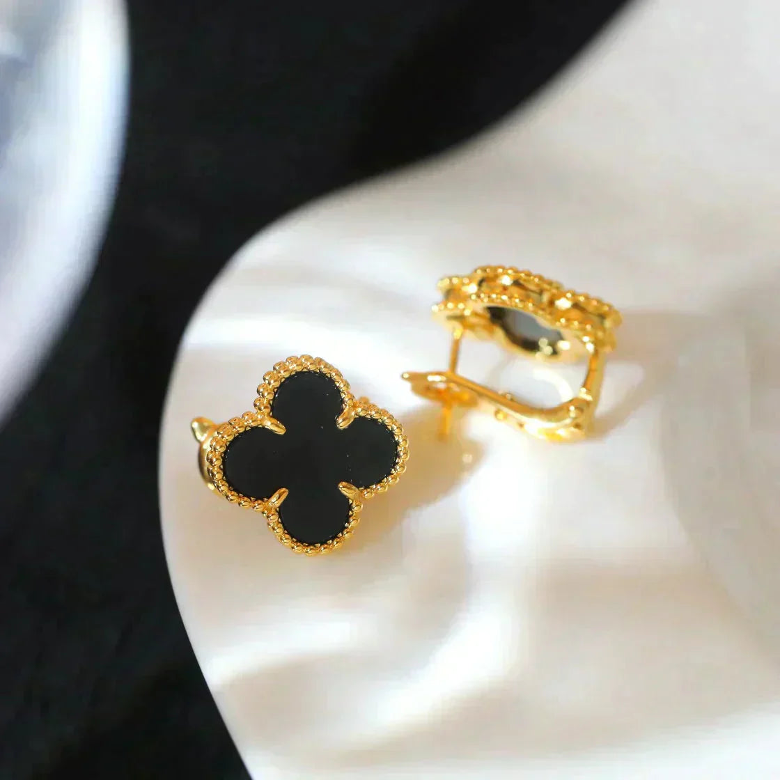 [NOBLE AURA]CLOVER MEDIUM 1 MOTIFS  ONYX STUD EARRINGS
