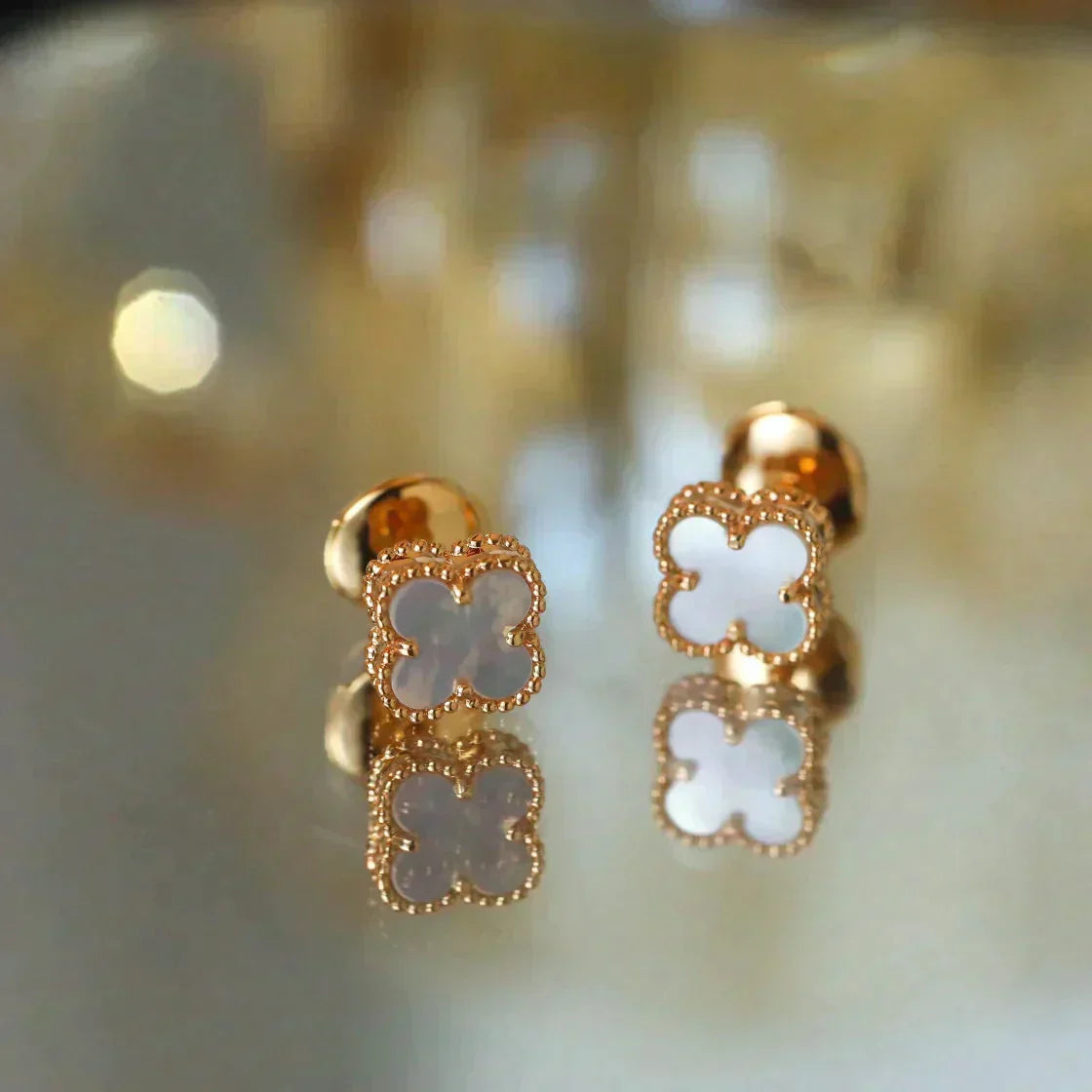 [NOBLE AURA]CLOVER MINI 9.5MM WHITE MOP EARRINGS