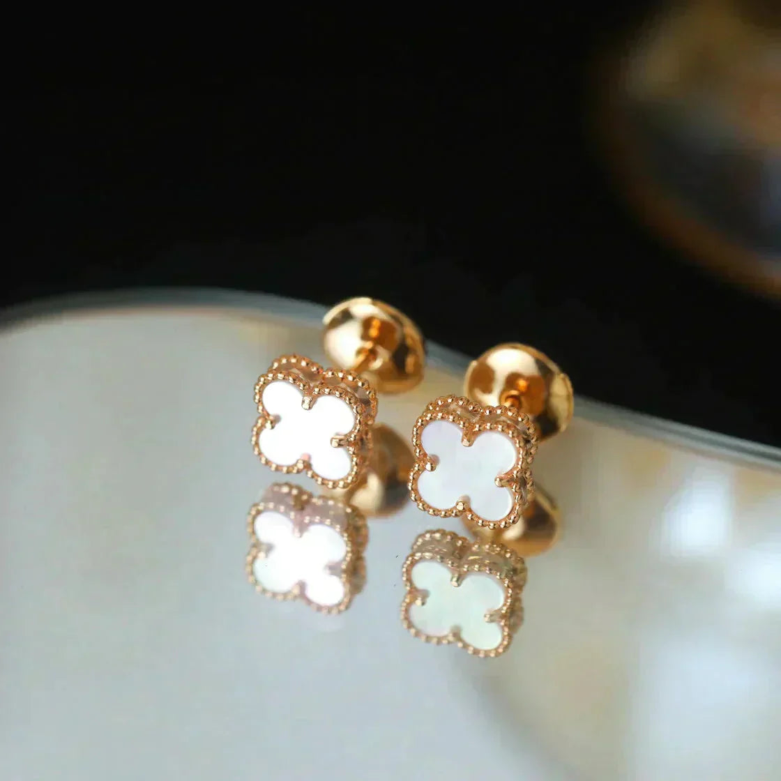 [NOBLE AURA]CLOVER MINI 9.5MM WHITE MOP EARRINGS