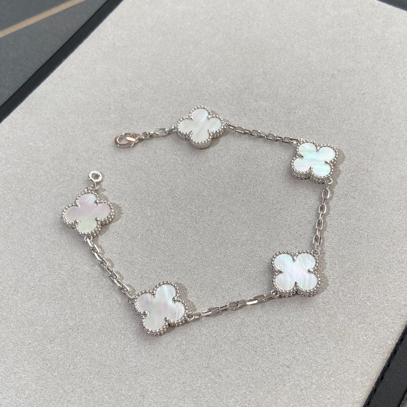 [NOBLE AURA]CLOVER WHITE PEARL MOP 5 MOTIF BRACELET COLLECTION