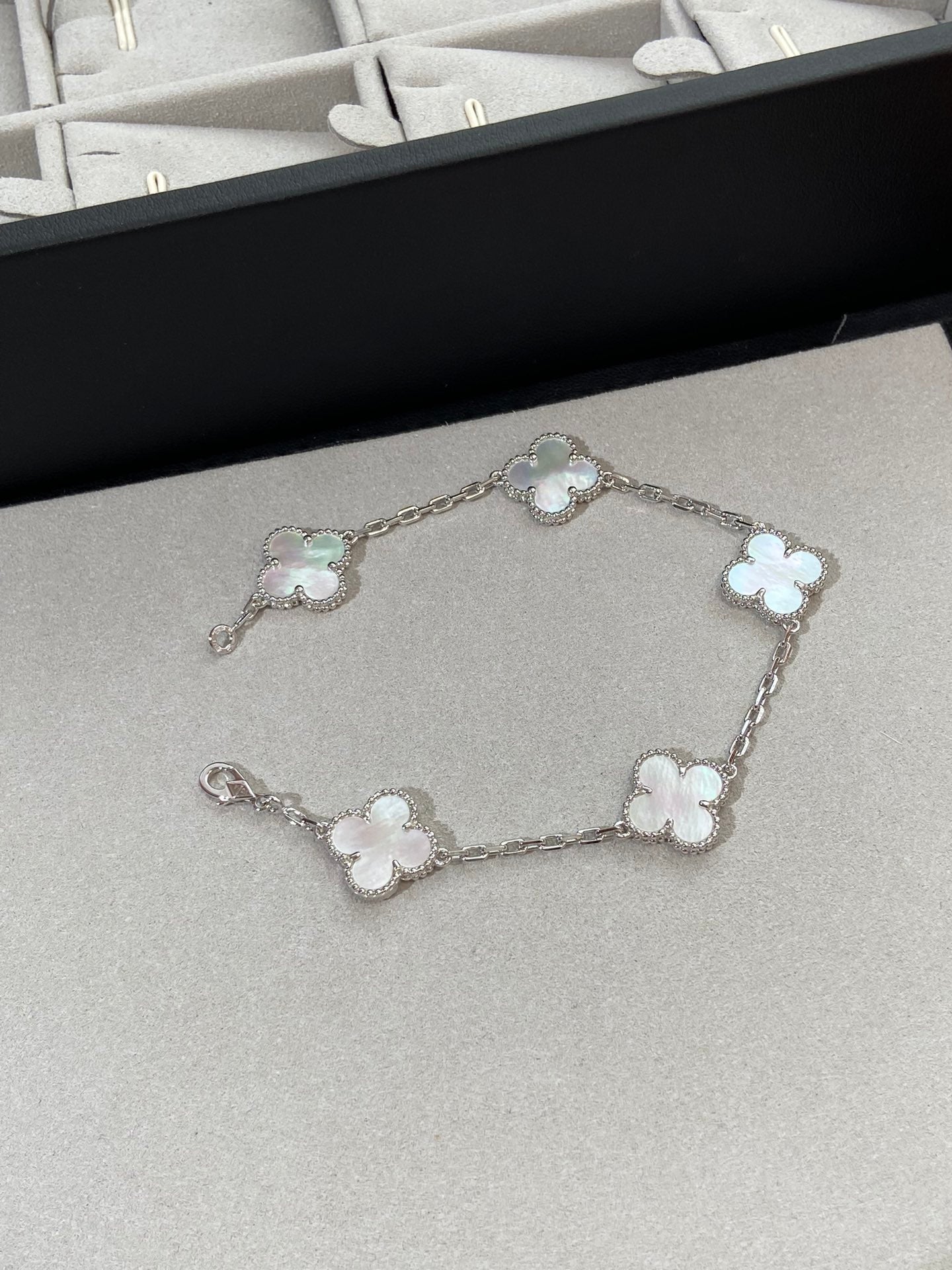 [NOBLE AURA]CLOVER WHITE PEARL MOP 5 MOTIF BRACELET COLLECTION