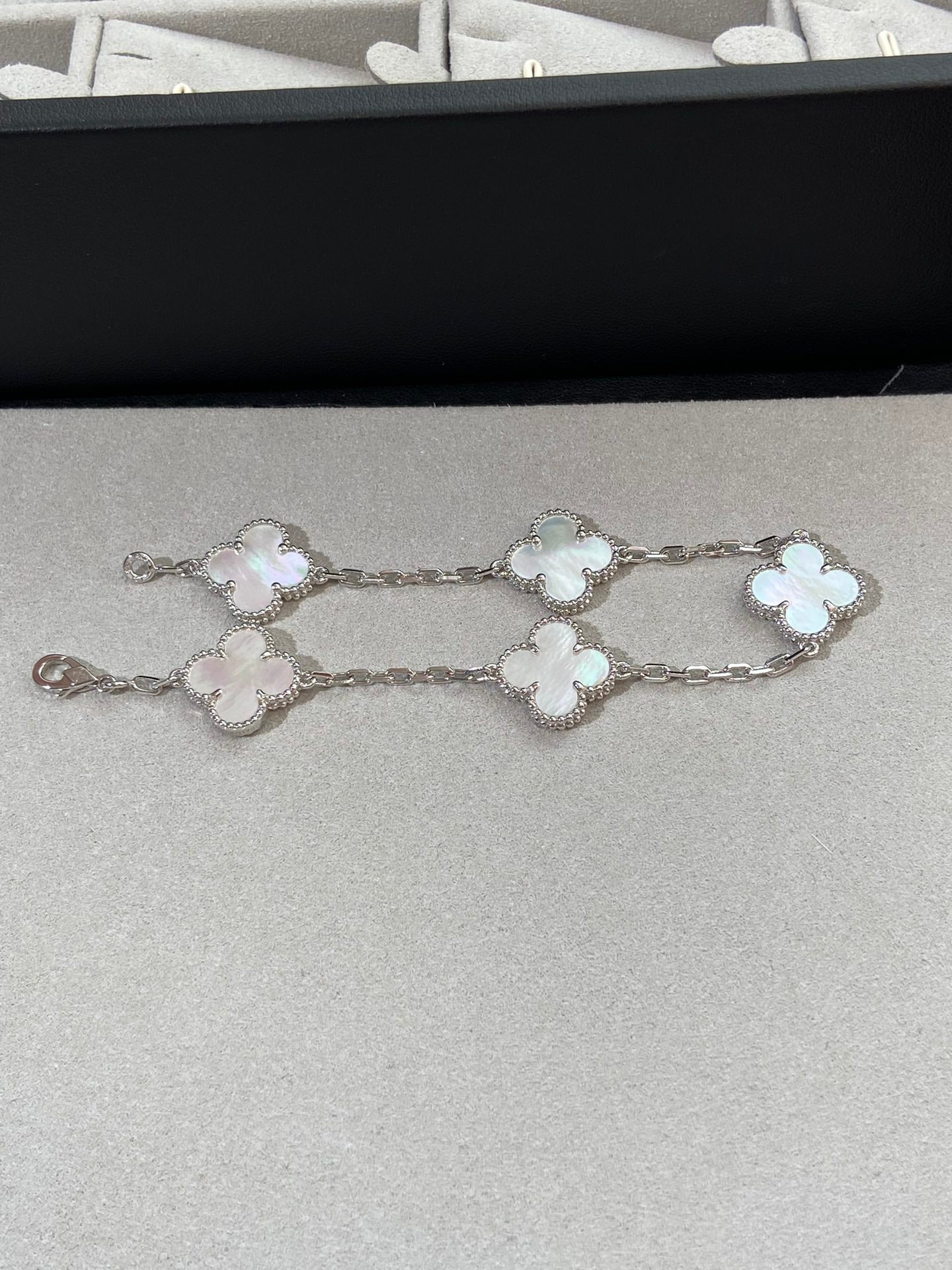 [NOBLE AURA]CLOVER WHITE PEARL MOP 5 MOTIF BRACELET COLLECTION