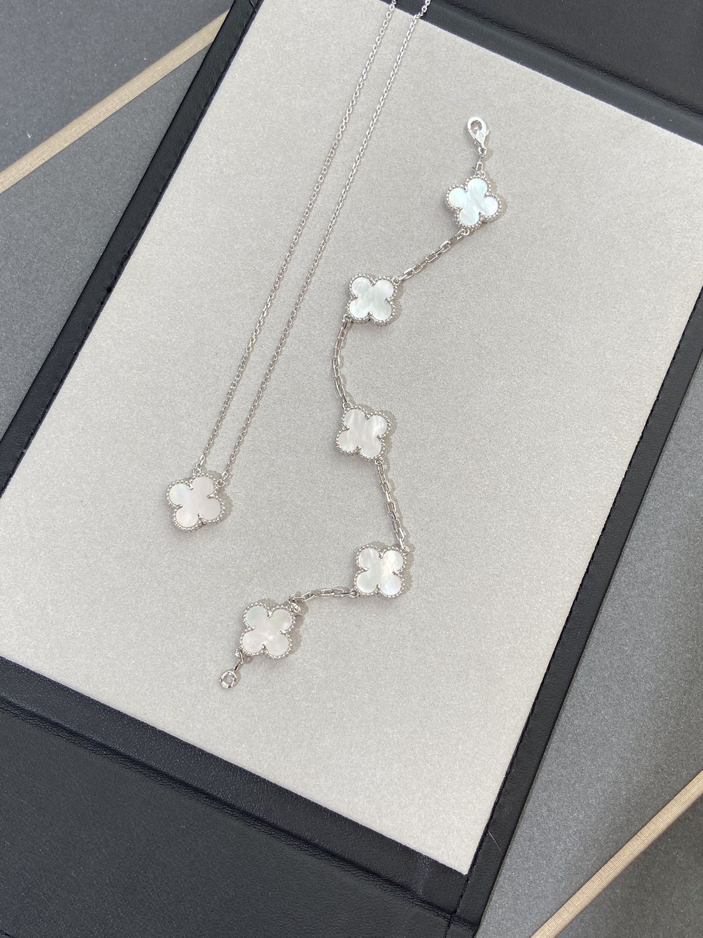[NOBLE AURA]CLOVER WHITE PEARL MOP 5 MOTIF BRACELET COLLECTION
