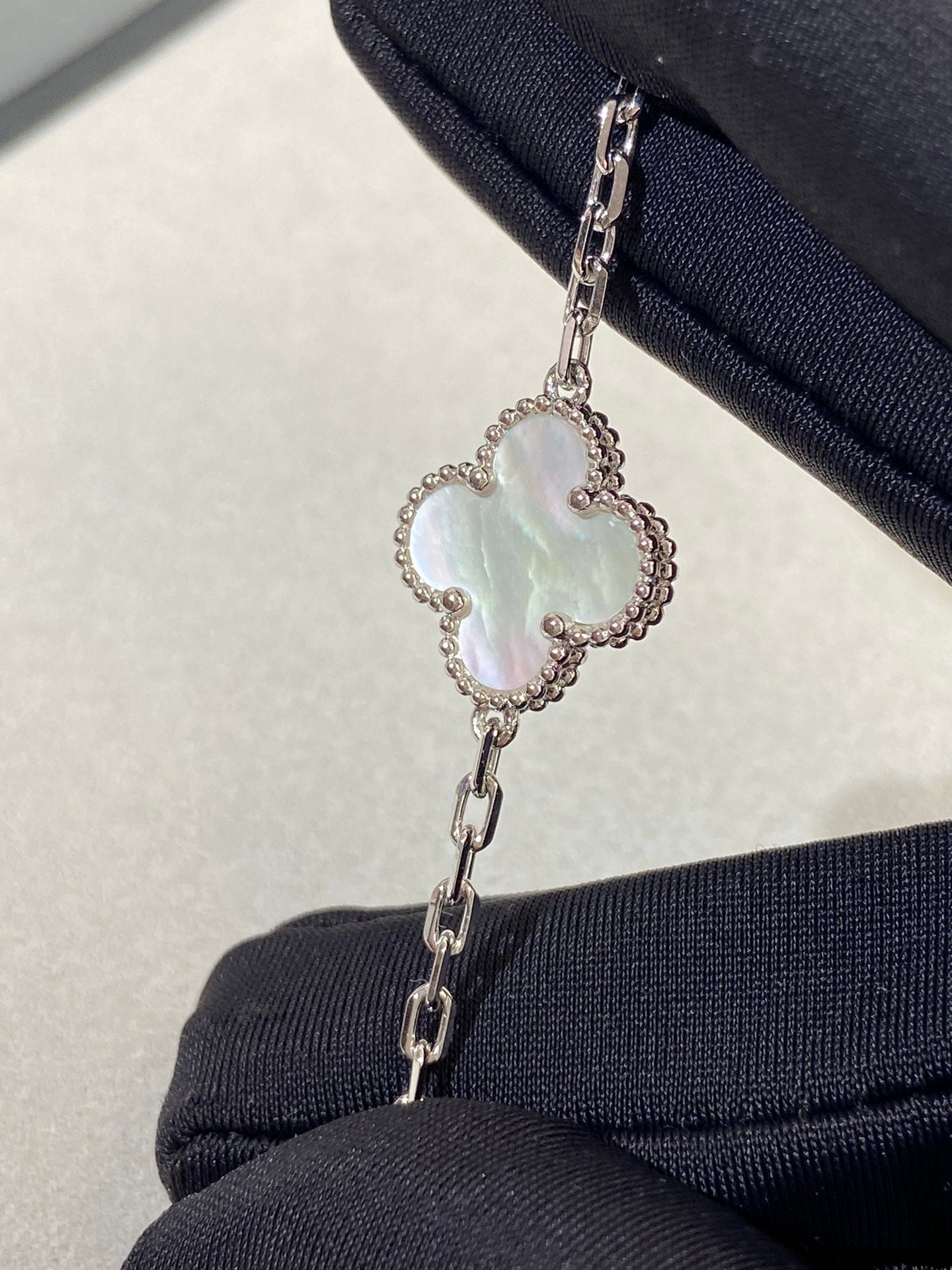 [NOBLE AURA]CLOVER WHITE PEARL MOP 5 MOTIF BRACELET COLLECTION