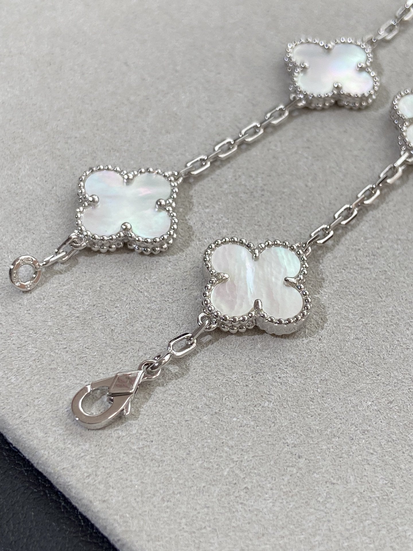 [NOBLE AURA]CLOVER WHITE PEARL MOP 5 MOTIF BRACELET COLLECTION