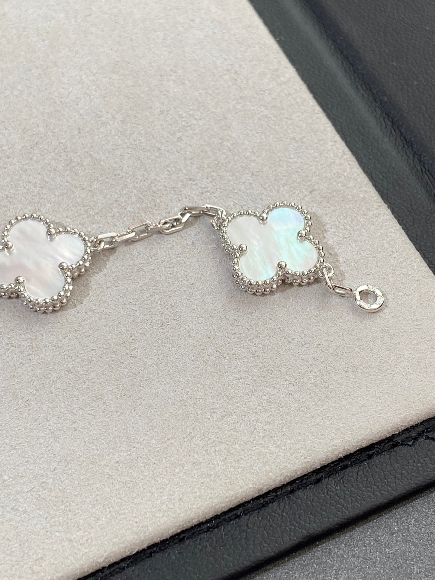 [NOBLE AURA]CLOVER WHITE PEARL MOP 5 MOTIF BRACELET COLLECTION