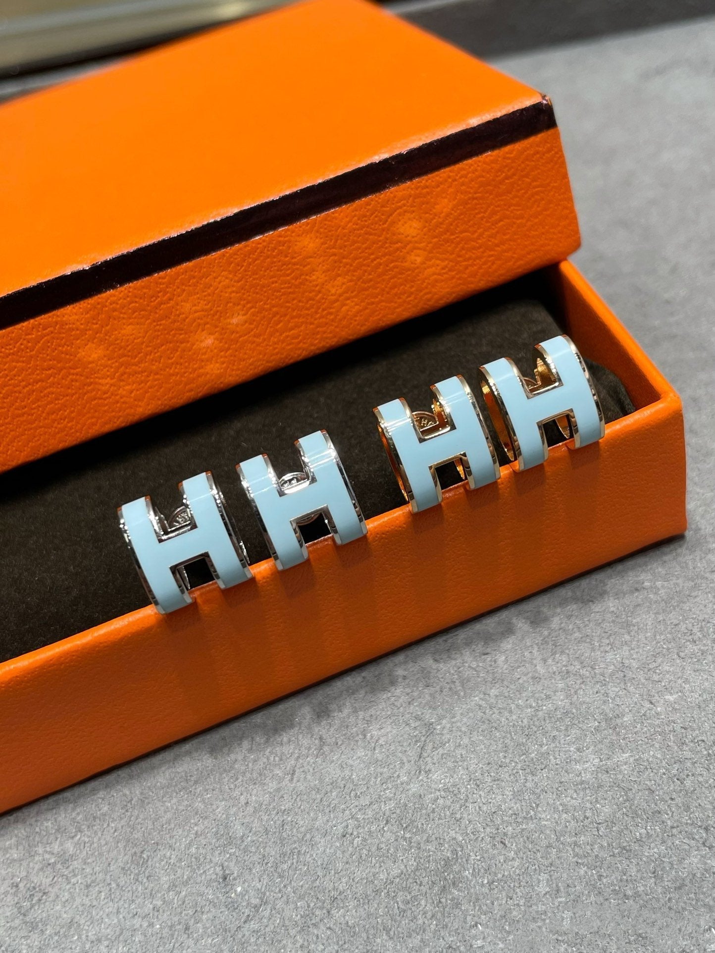 [NOBLE AURA]POP H SKY BLUE STUD EARRINGS