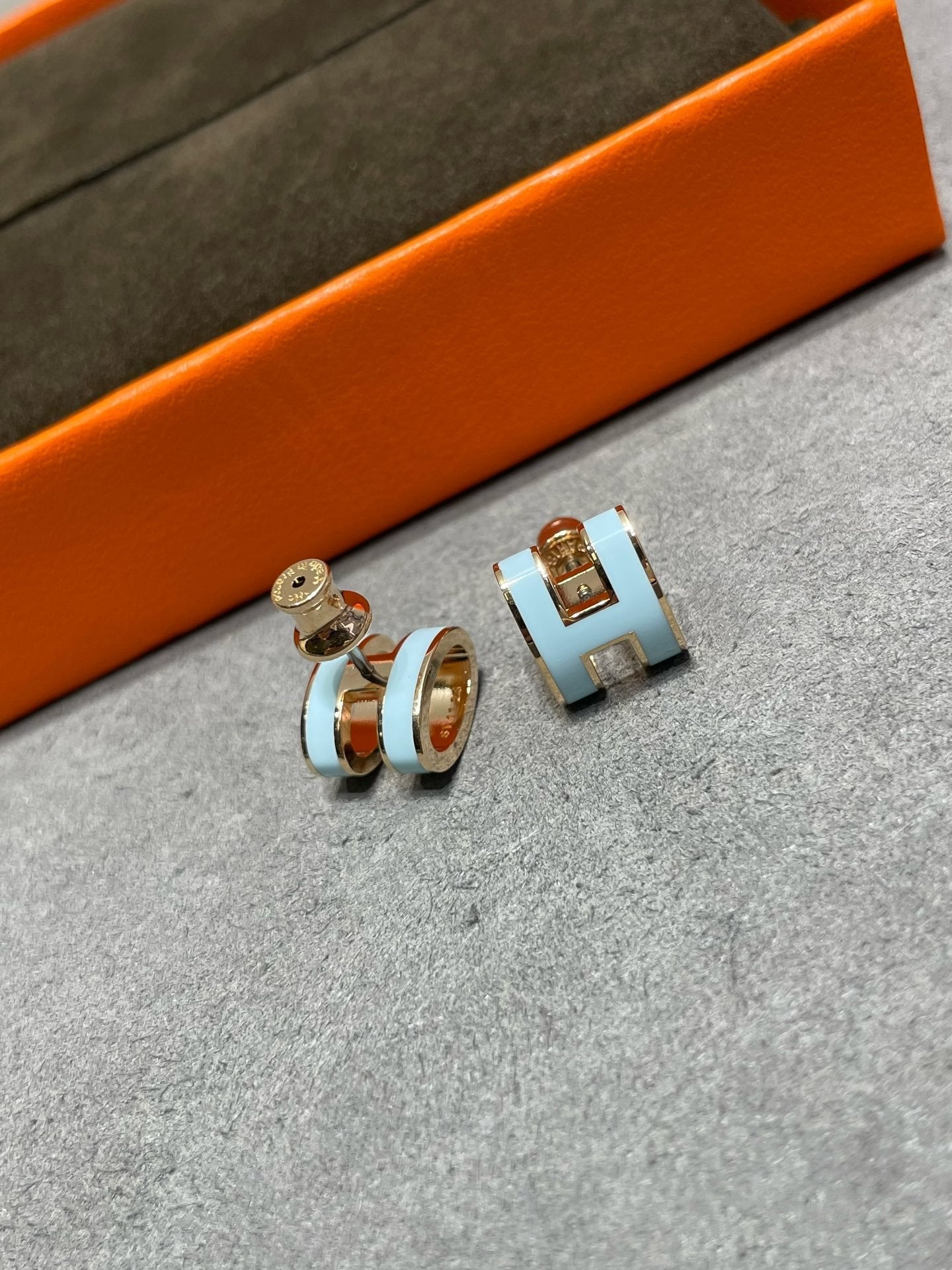 [NOBLE AURA]POP H SKY BLUE STUD EARRINGS