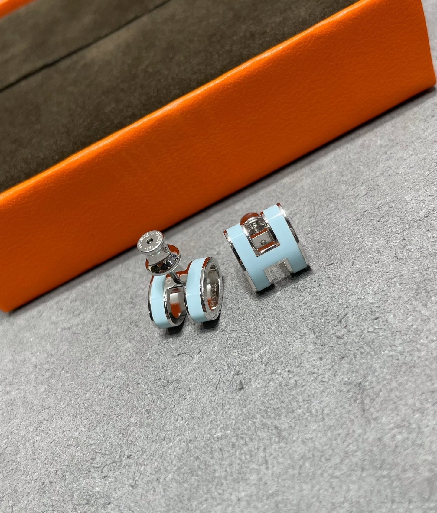 [NOBLE AURA]POP H SKY BLUE STUD EARRINGS
