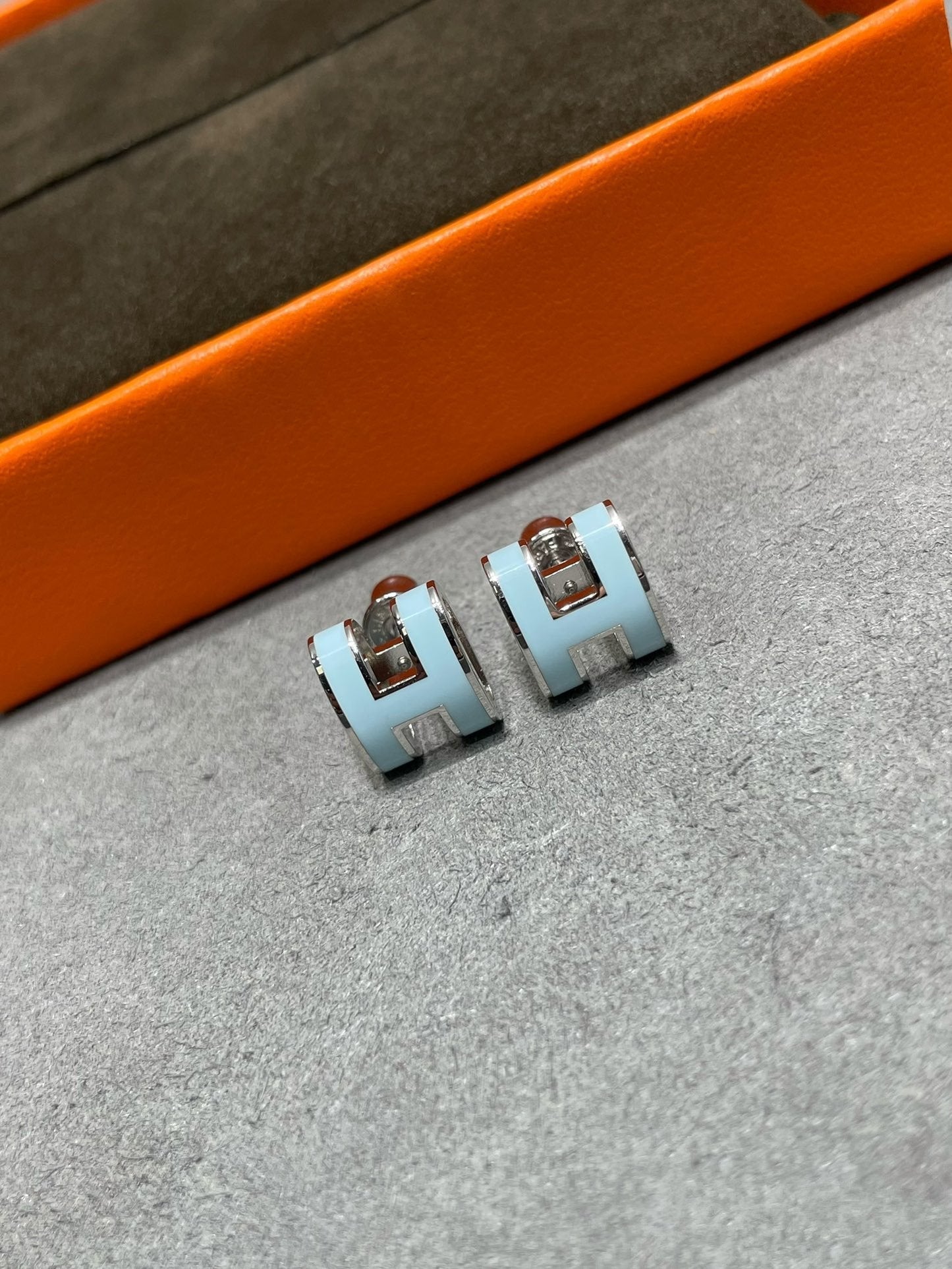 [NOBLE AURA]POP H SKY BLUE STUD EARRINGS