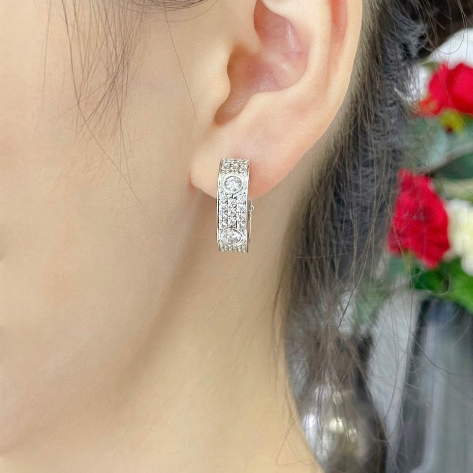 [NOBLE AURA] LOVE 5.5MM DIAMOND PAVED EARRINGS