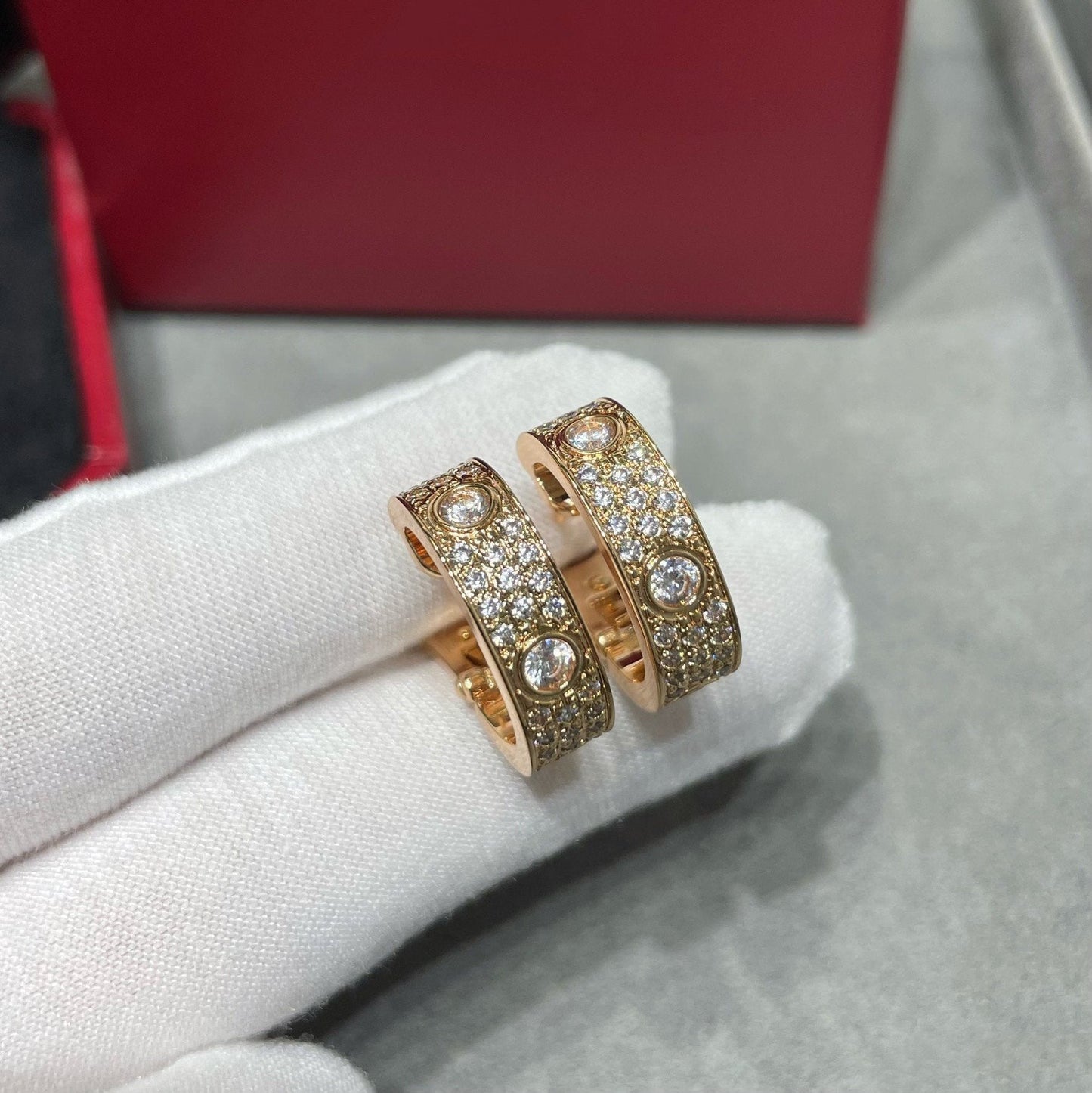 [NOBLE AURA] LOVE 5.5MM DIAMOND PAVED EARRINGS