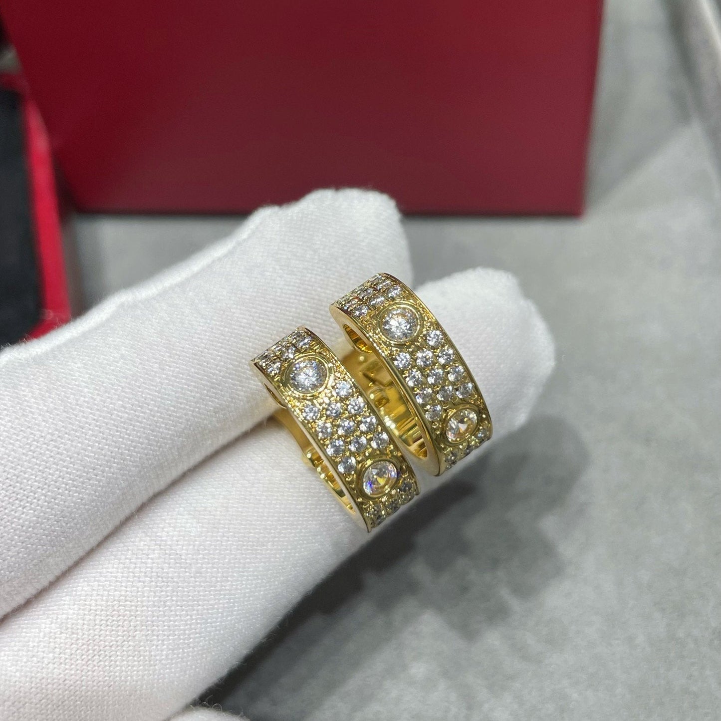 [NOBLE AURA] LOVE 5.5MM DIAMOND PAVED EARRINGS