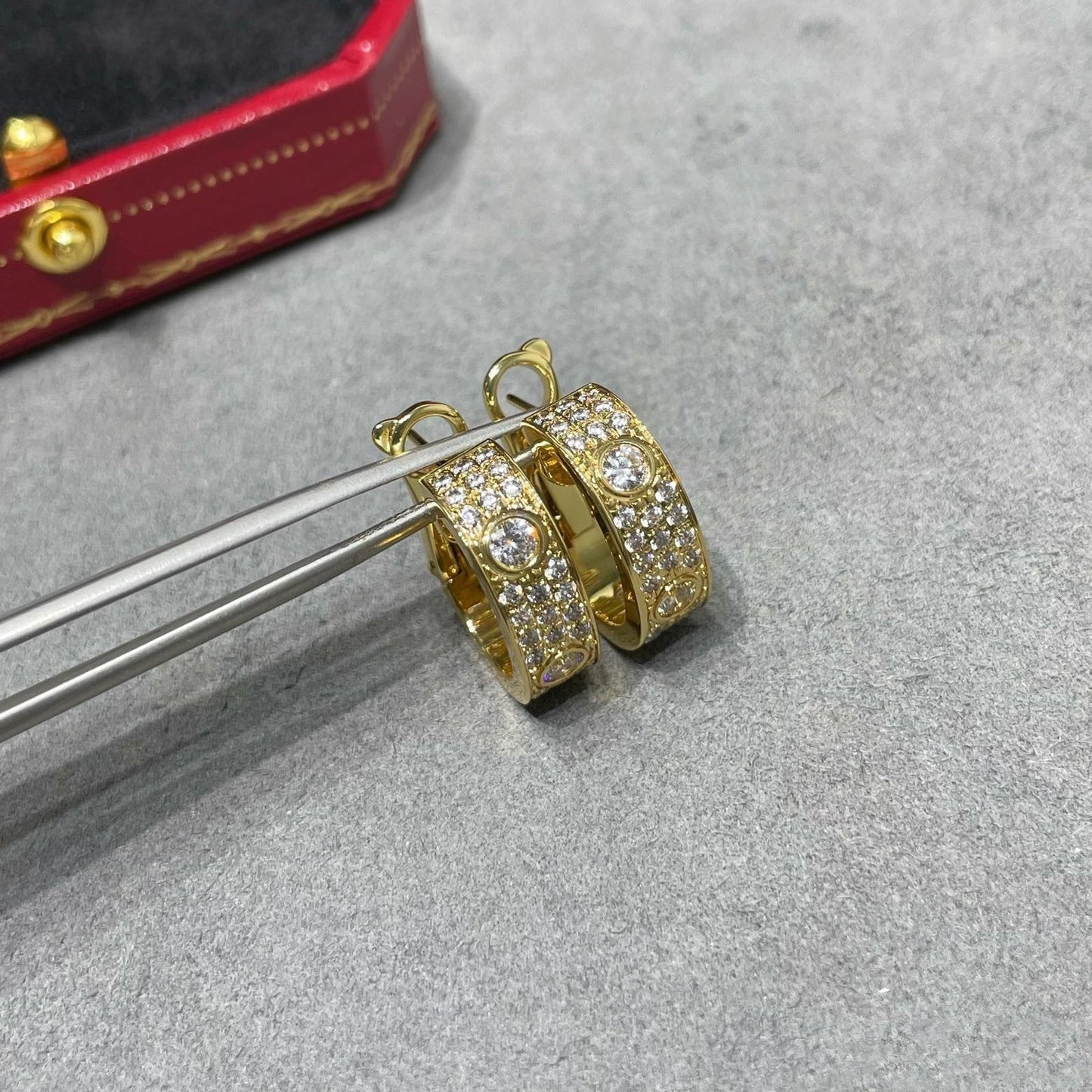 [NOBLE AURA] LOVE 5.5MM DIAMOND PAVED EARRINGS