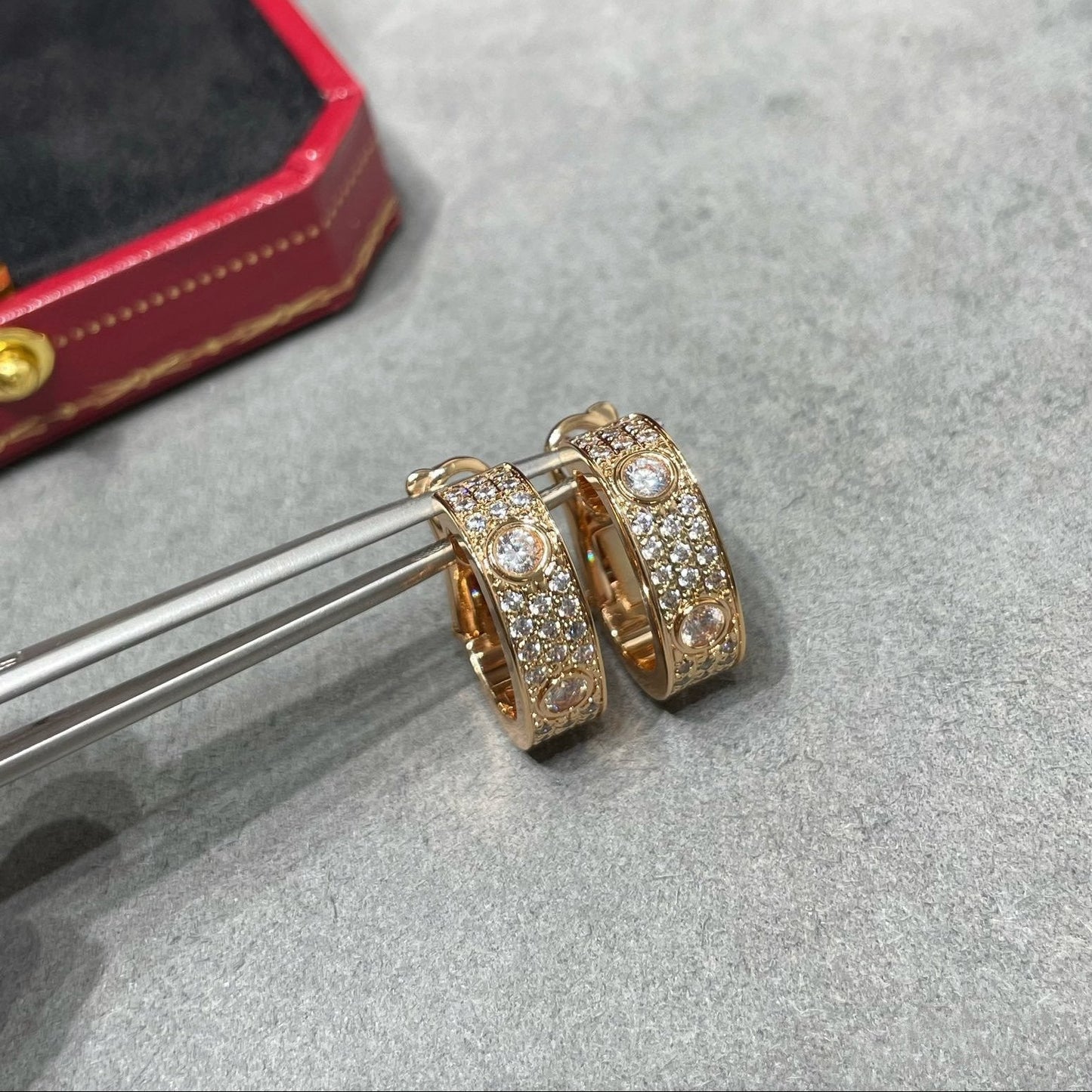 [NOBLE AURA] LOVE 5.5MM DIAMOND PAVED EARRINGS