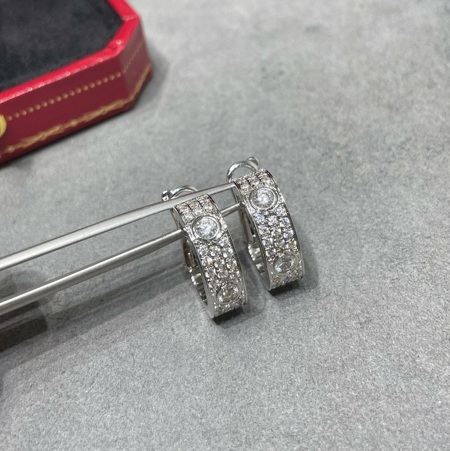 [NOBLE AURA] LOVE 5.5MM DIAMOND PAVED EARRINGS