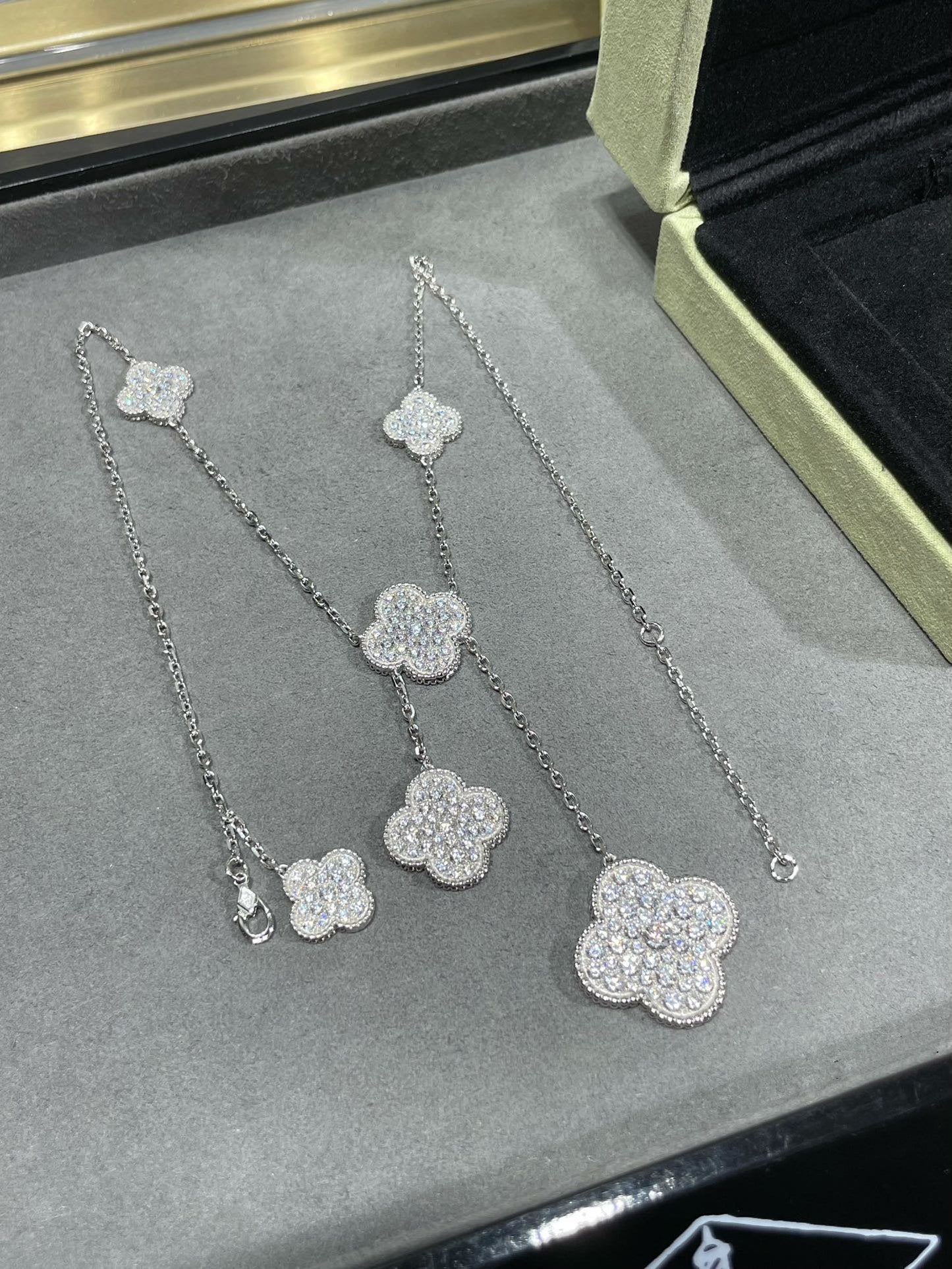 [NOBLE AURA]CLOVER 6 MOTIF DIAMOND PAVED NECKLACE