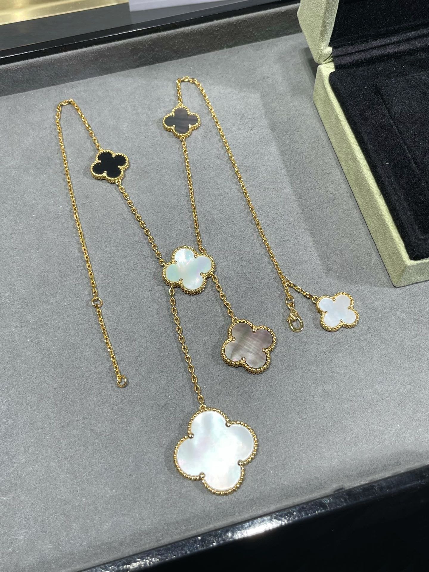 [NOBLE AURA]CLOVER 6 MOTIF MOP ONYX GOLD NECKLACE
