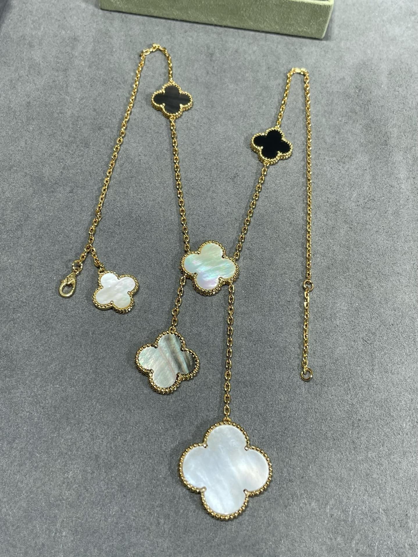 [NOBLE AURA]CLOVER 6 MOTIF MOP ONYX GOLD NECKLACE