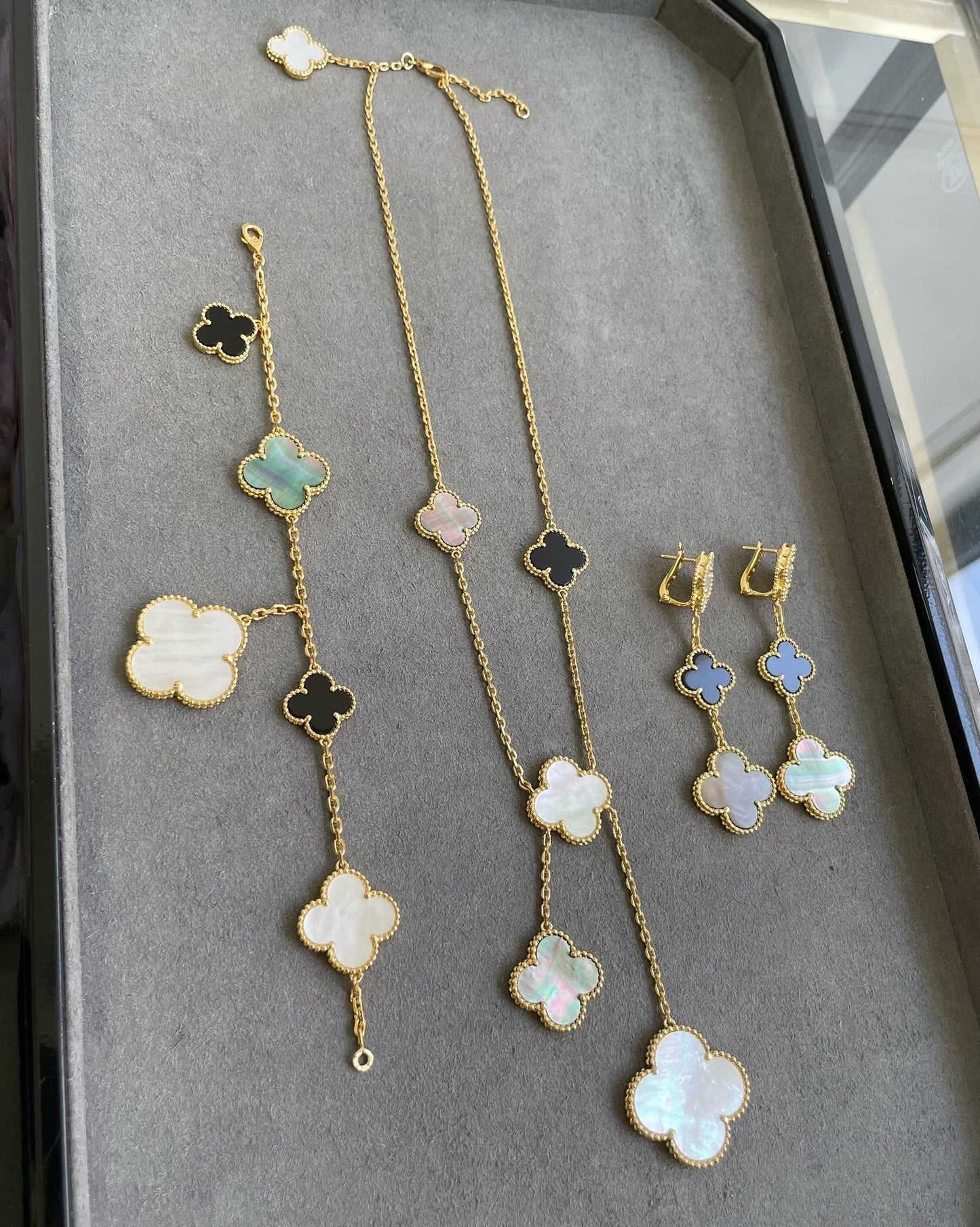 [NOBLE AURA]CLOVER 3 MOTIF MOP ONYX DARK MOP PINK GOLD EARRINGS