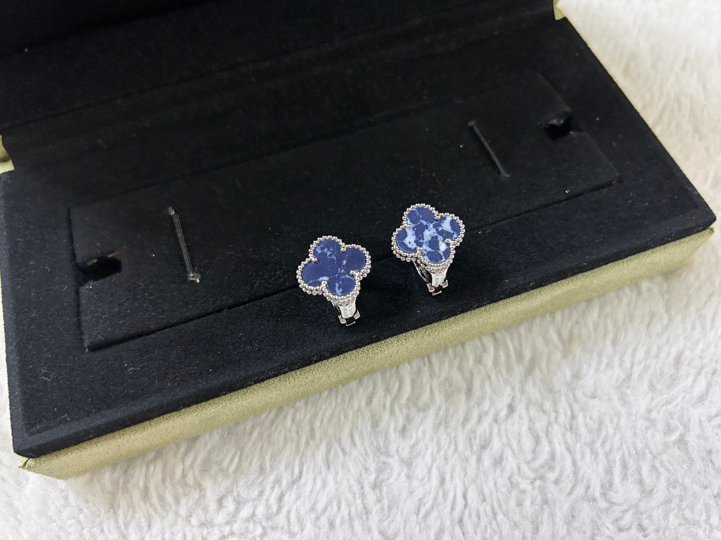 [NOBLE AURA]CLOVER PIETERSITE MEDIUM STUD EARRINGS
