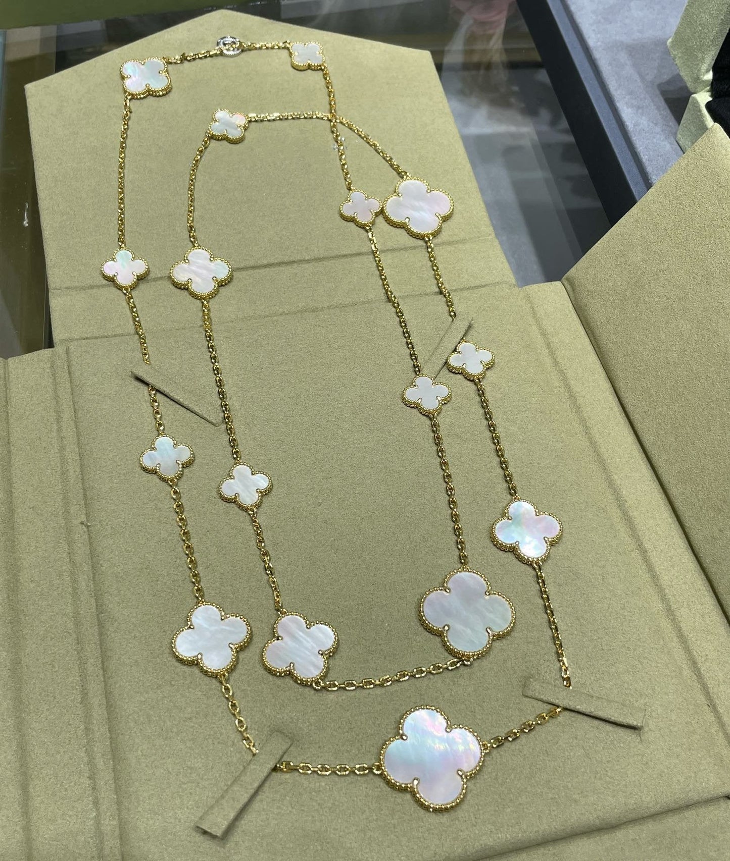 [NOBLE AURA]CLOVER 16 MOTIF WHITE MOP GOLD NECKLACE