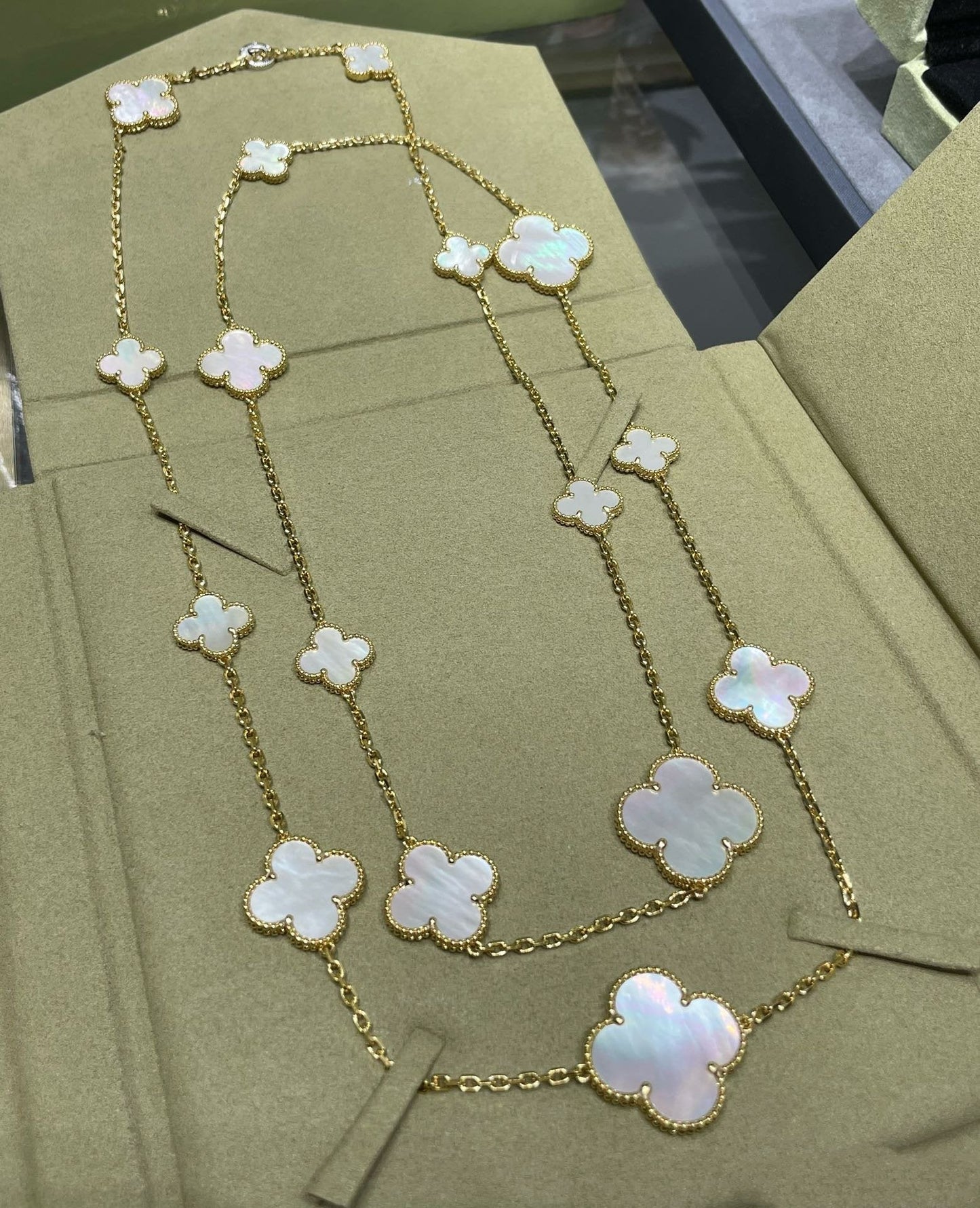 [NOBLE AURA]CLOVER 16 MOTIF WHITE MOP GOLD NECKLACE